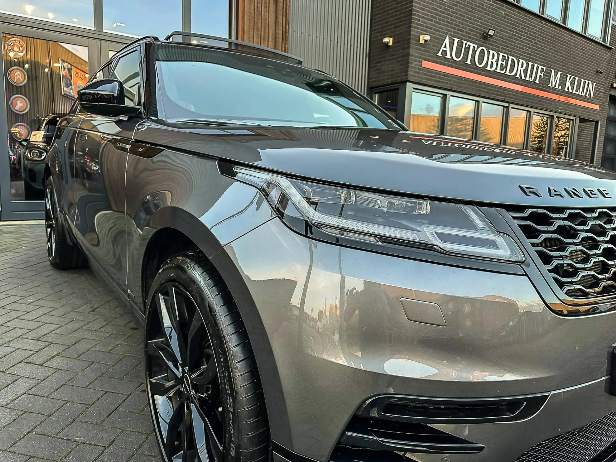 Land Rover - Range Rover Velar