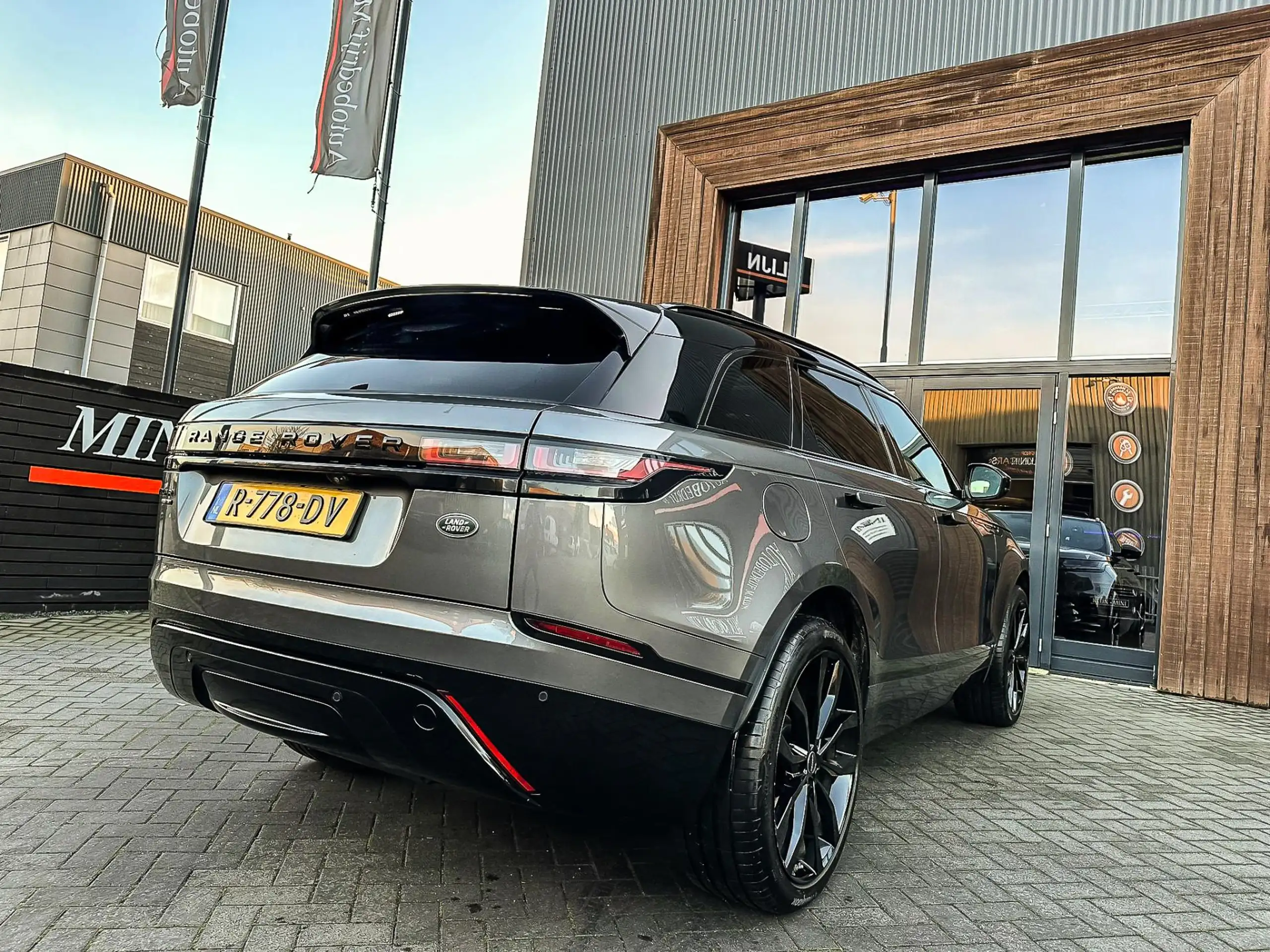 Land Rover - Range Rover Velar