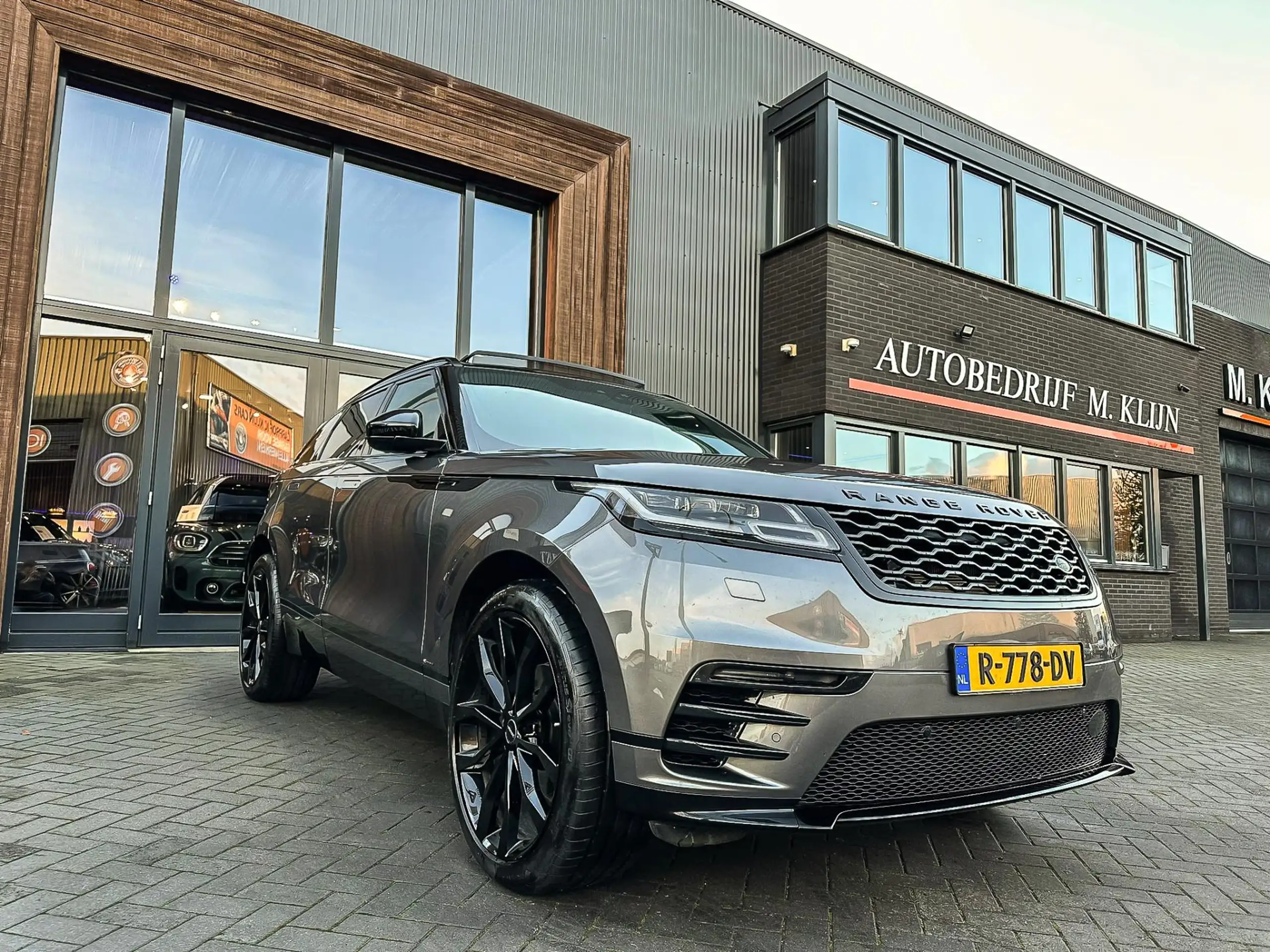 Land Rover - Range Rover Velar