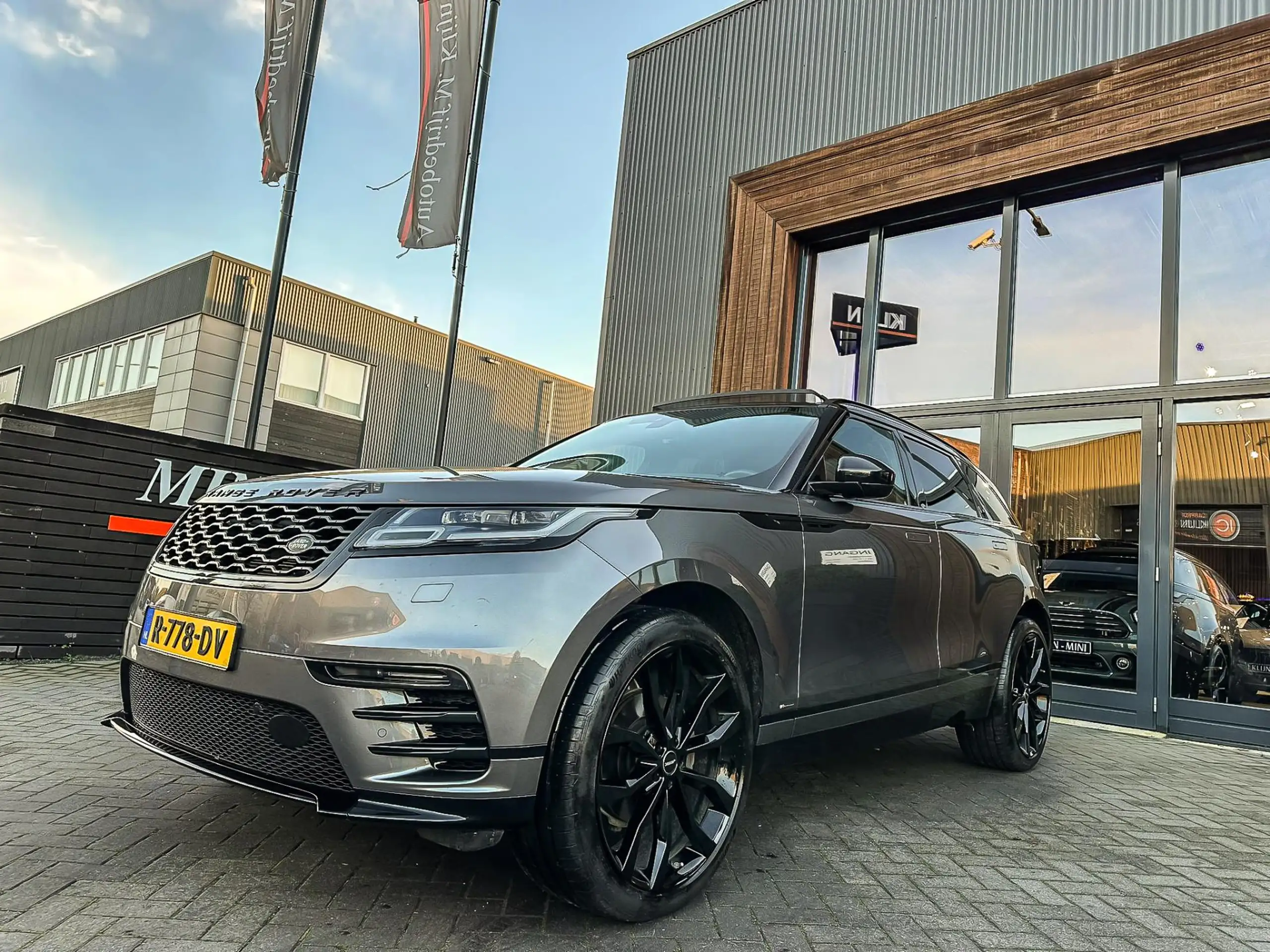 Land Rover - Range Rover Velar