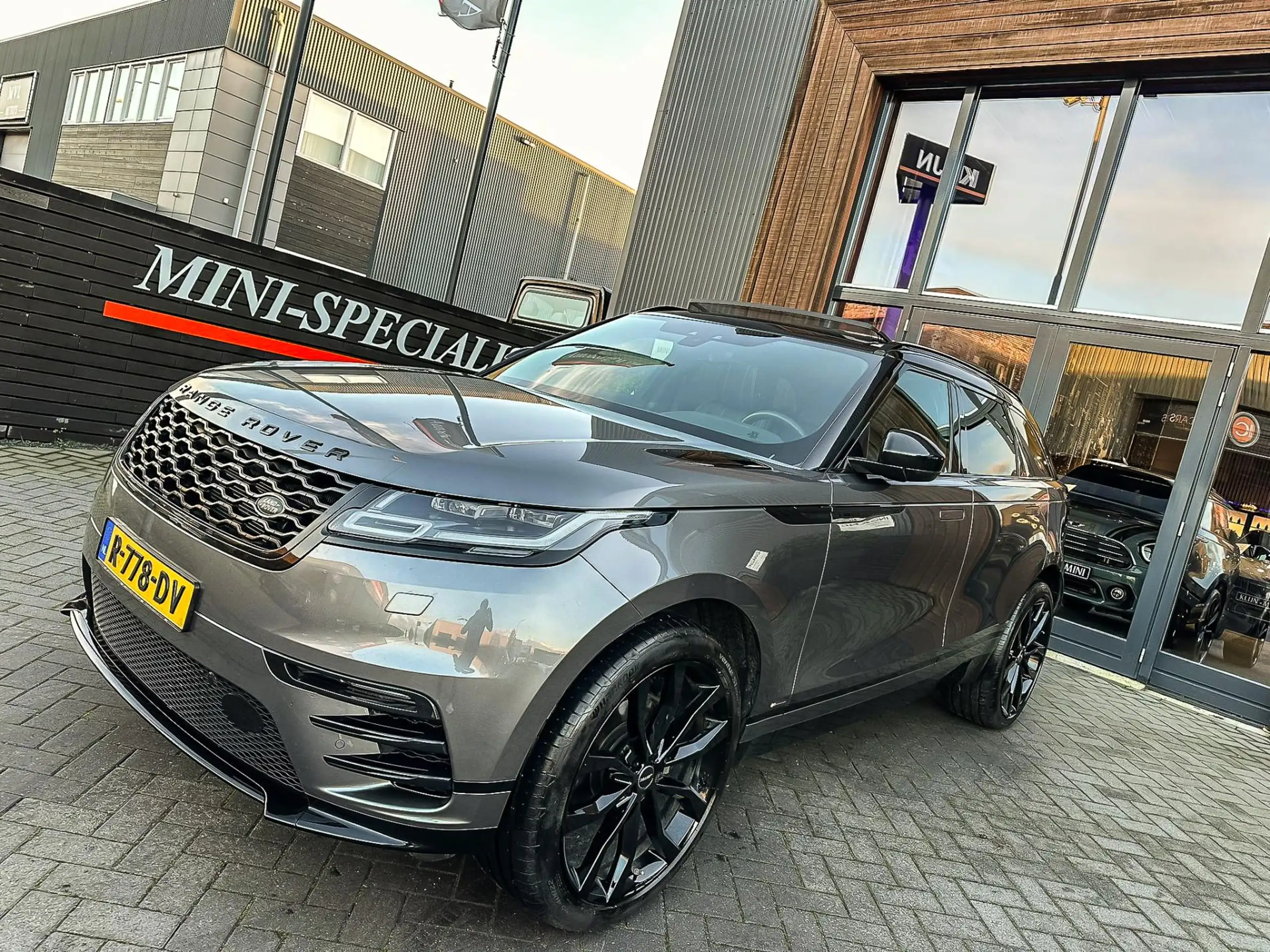 Land Rover - Range Rover Velar