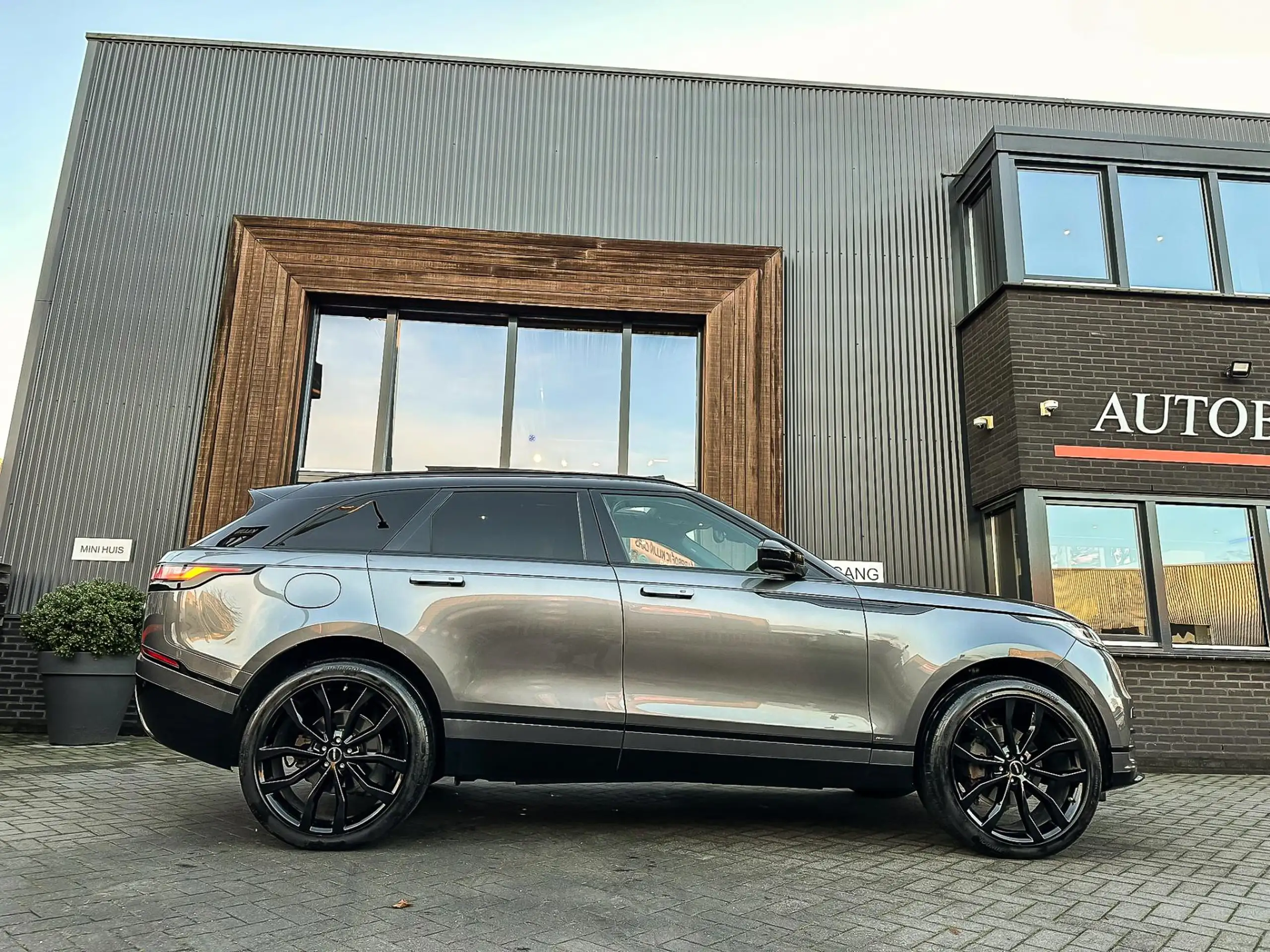 Land Rover - Range Rover Velar