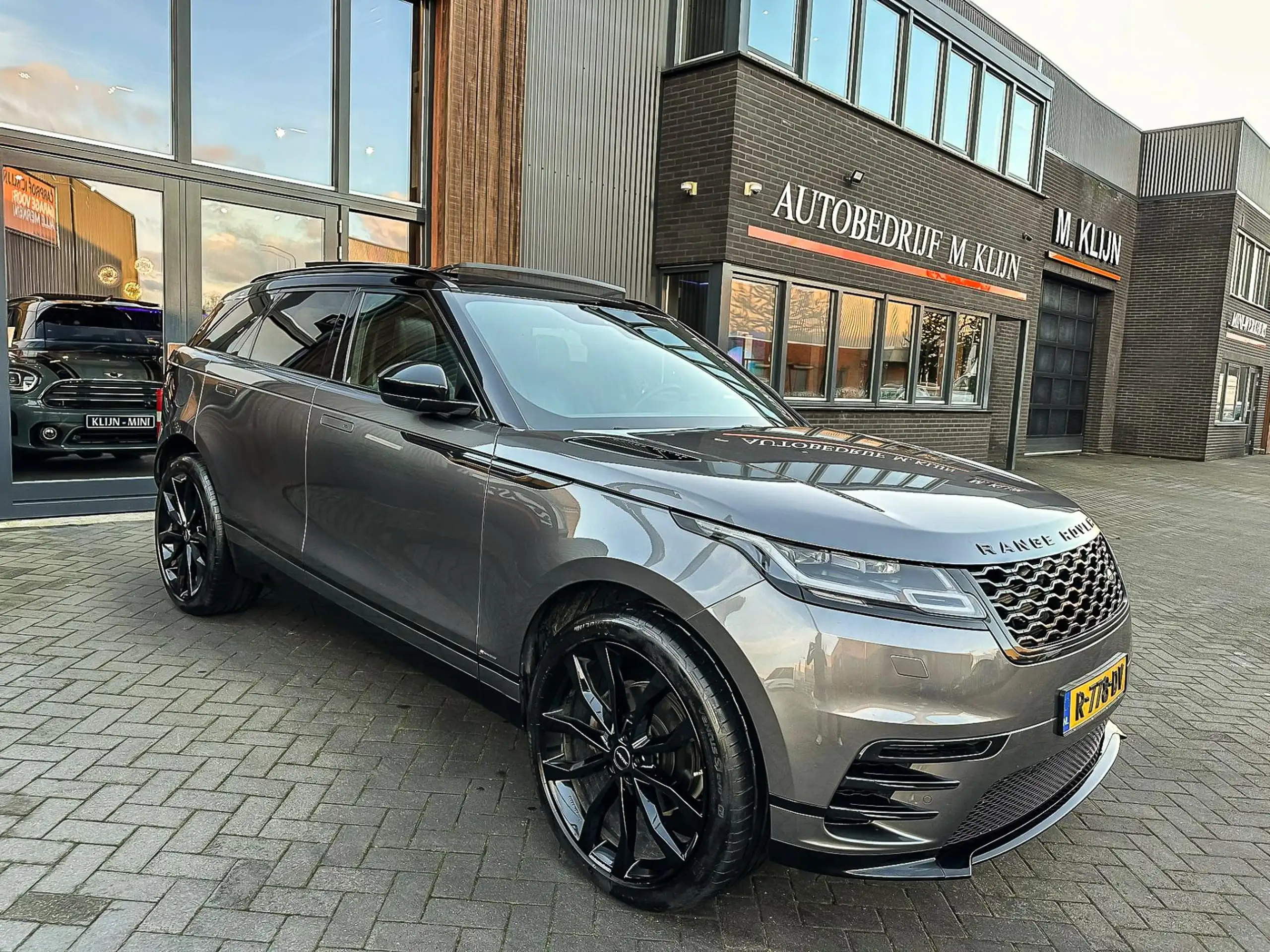 Land Rover - Range Rover Velar