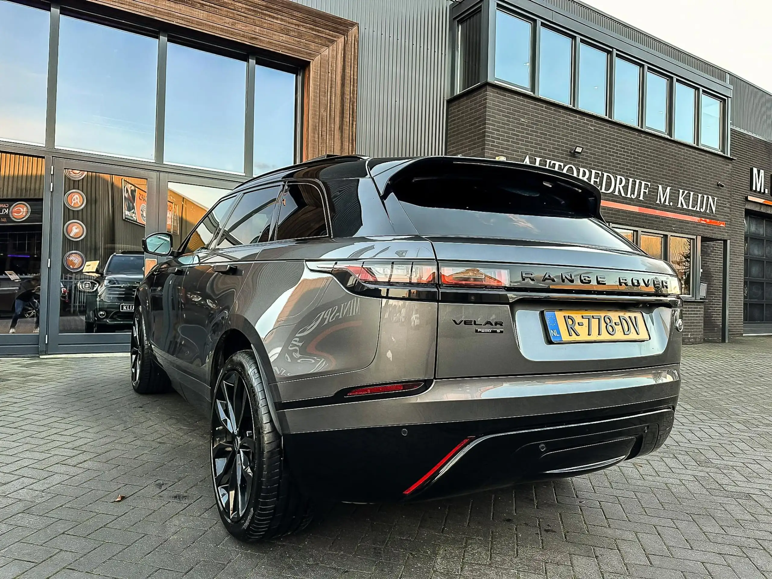 Land Rover - Range Rover Velar