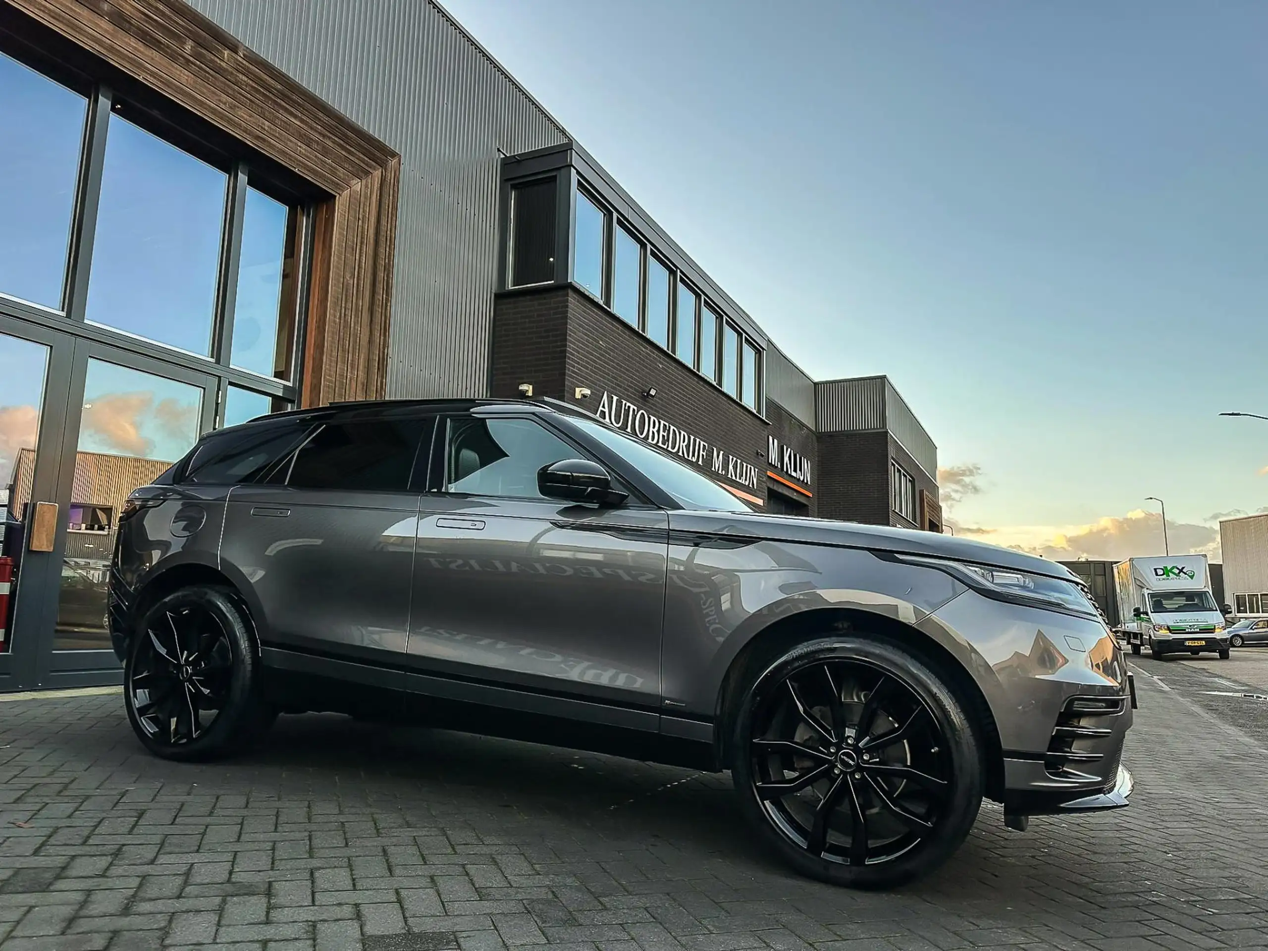 Land Rover - Range Rover Velar