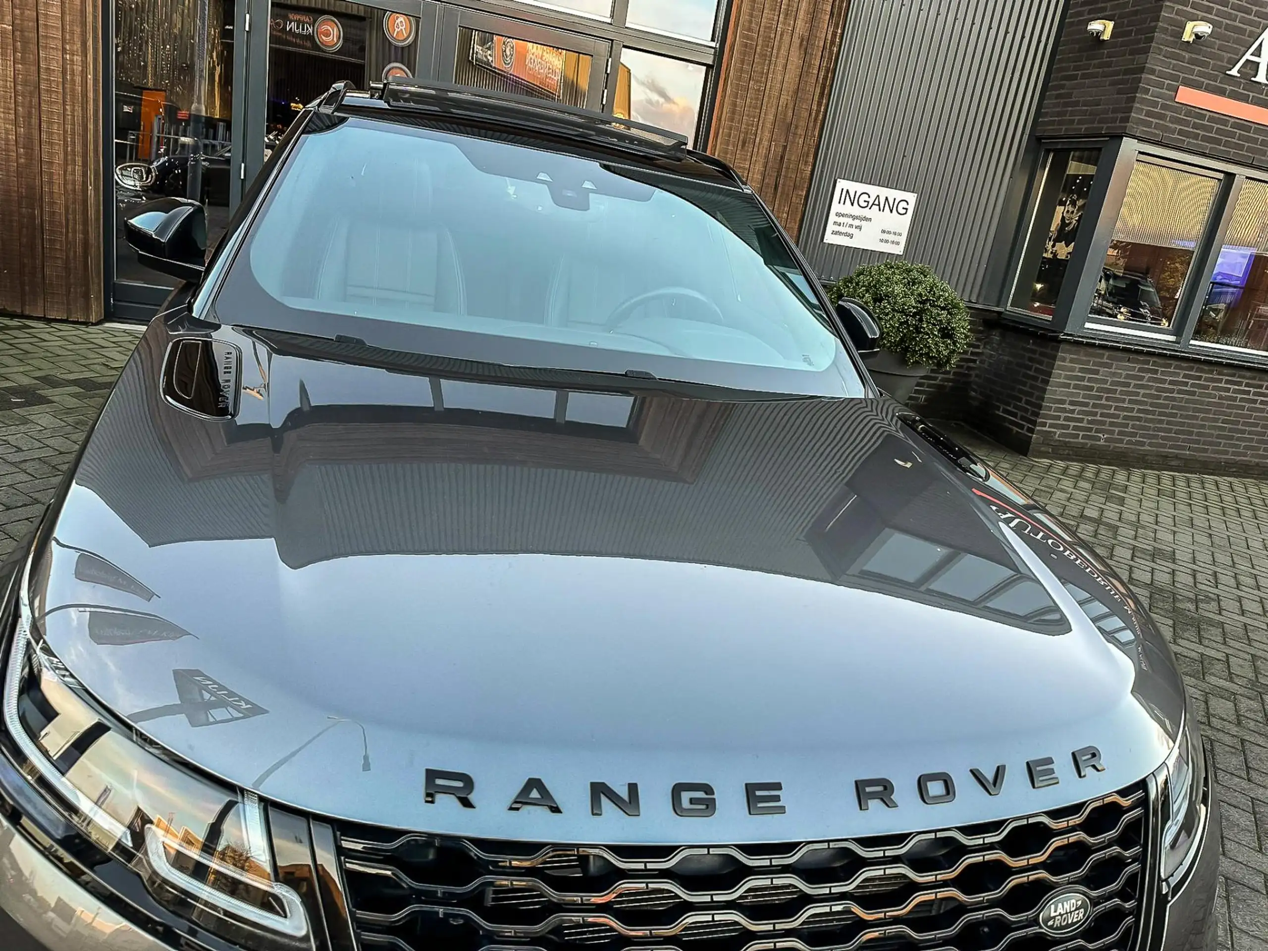 Land Rover - Range Rover Velar