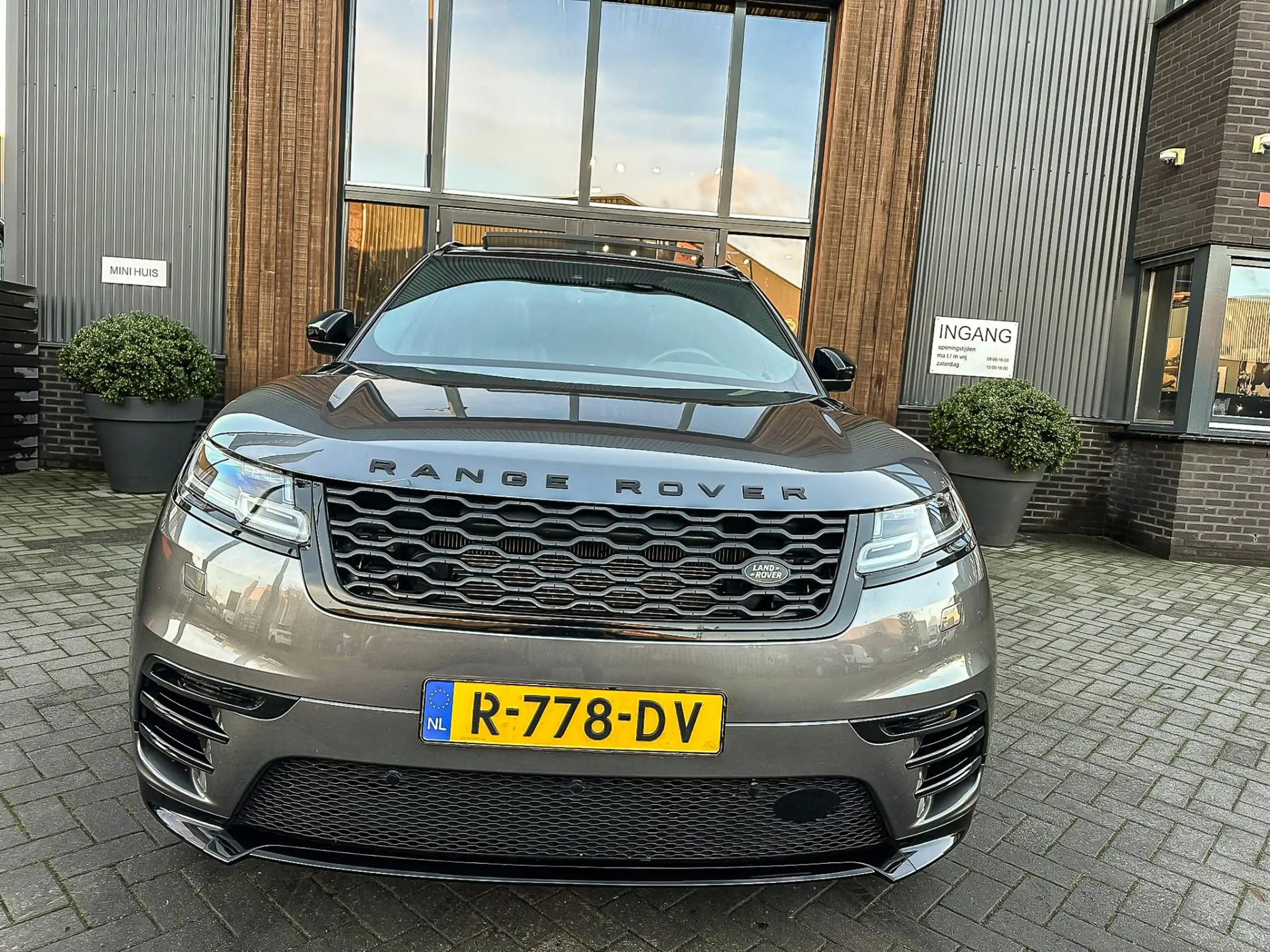 Land Rover - Range Rover Velar