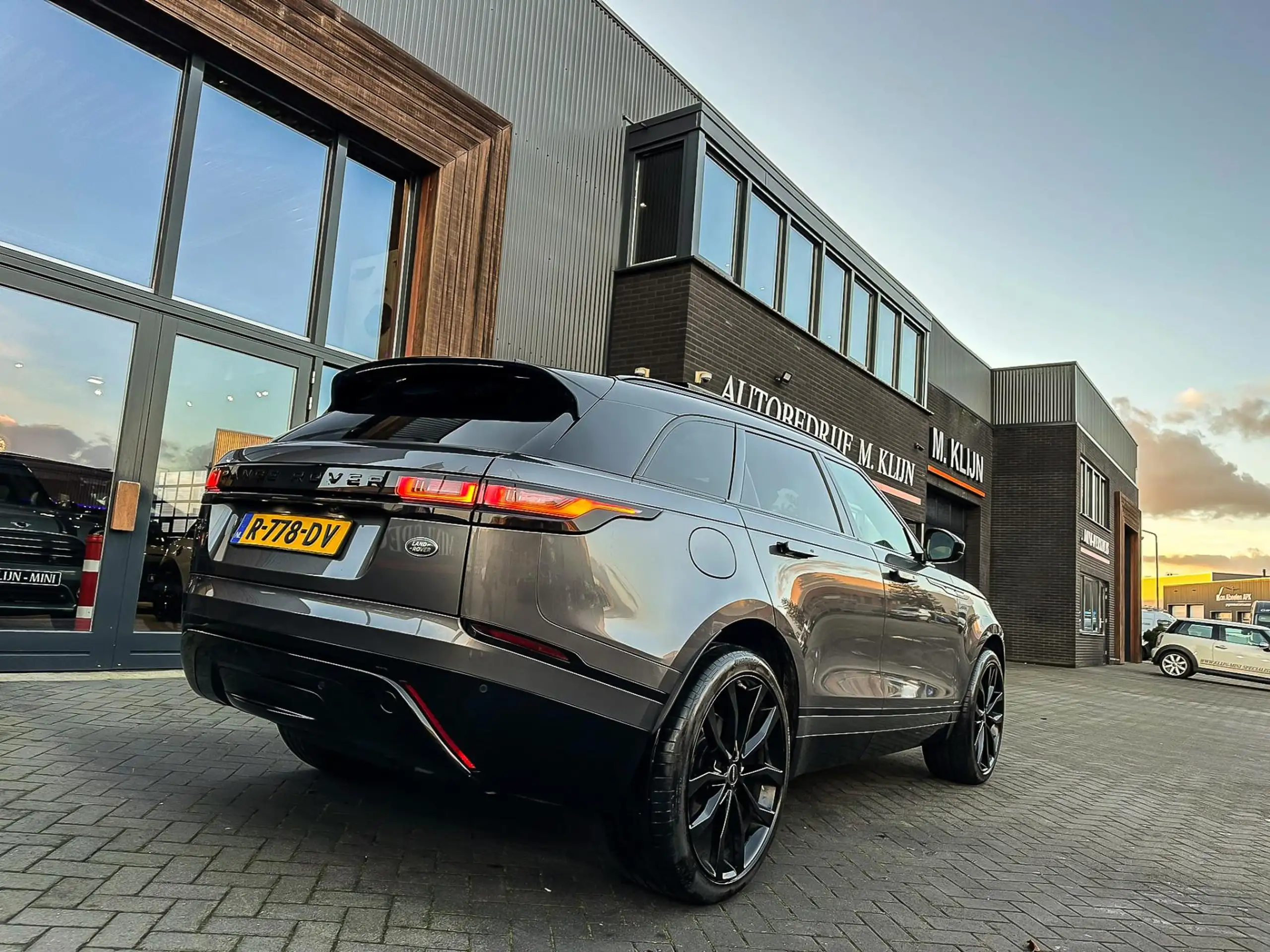 Land Rover - Range Rover Velar