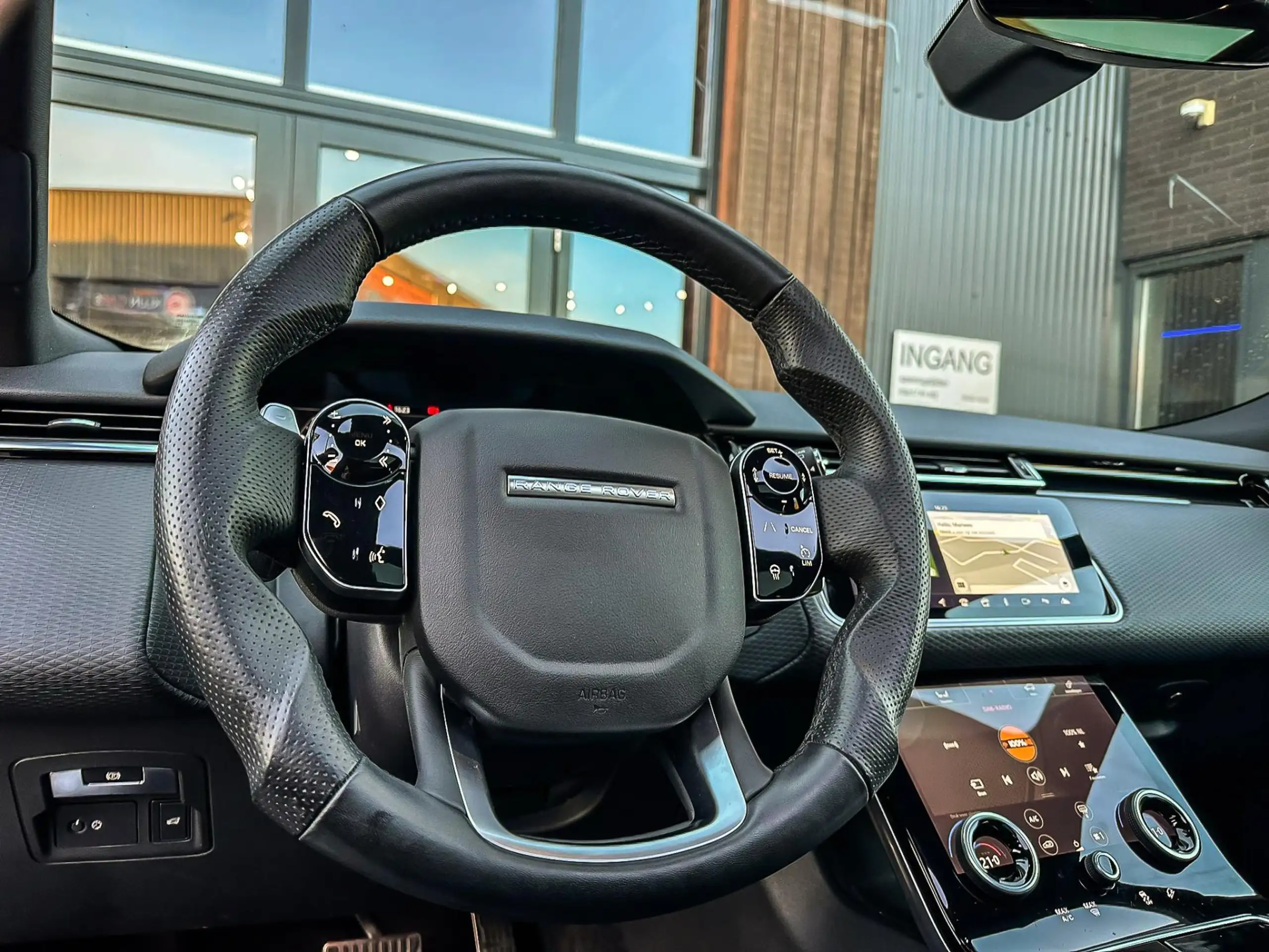 Land Rover - Range Rover Velar