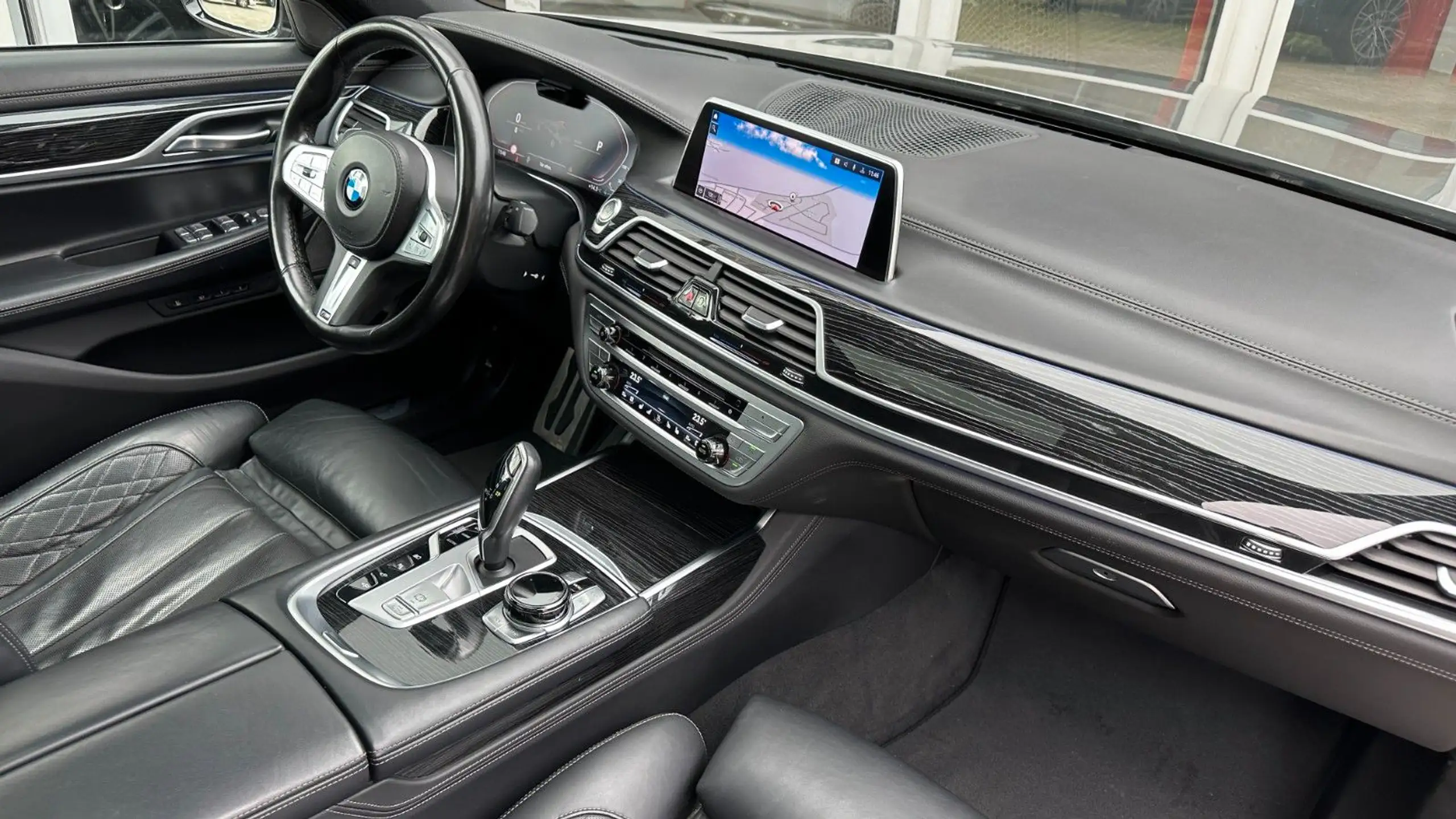 BMW - 745