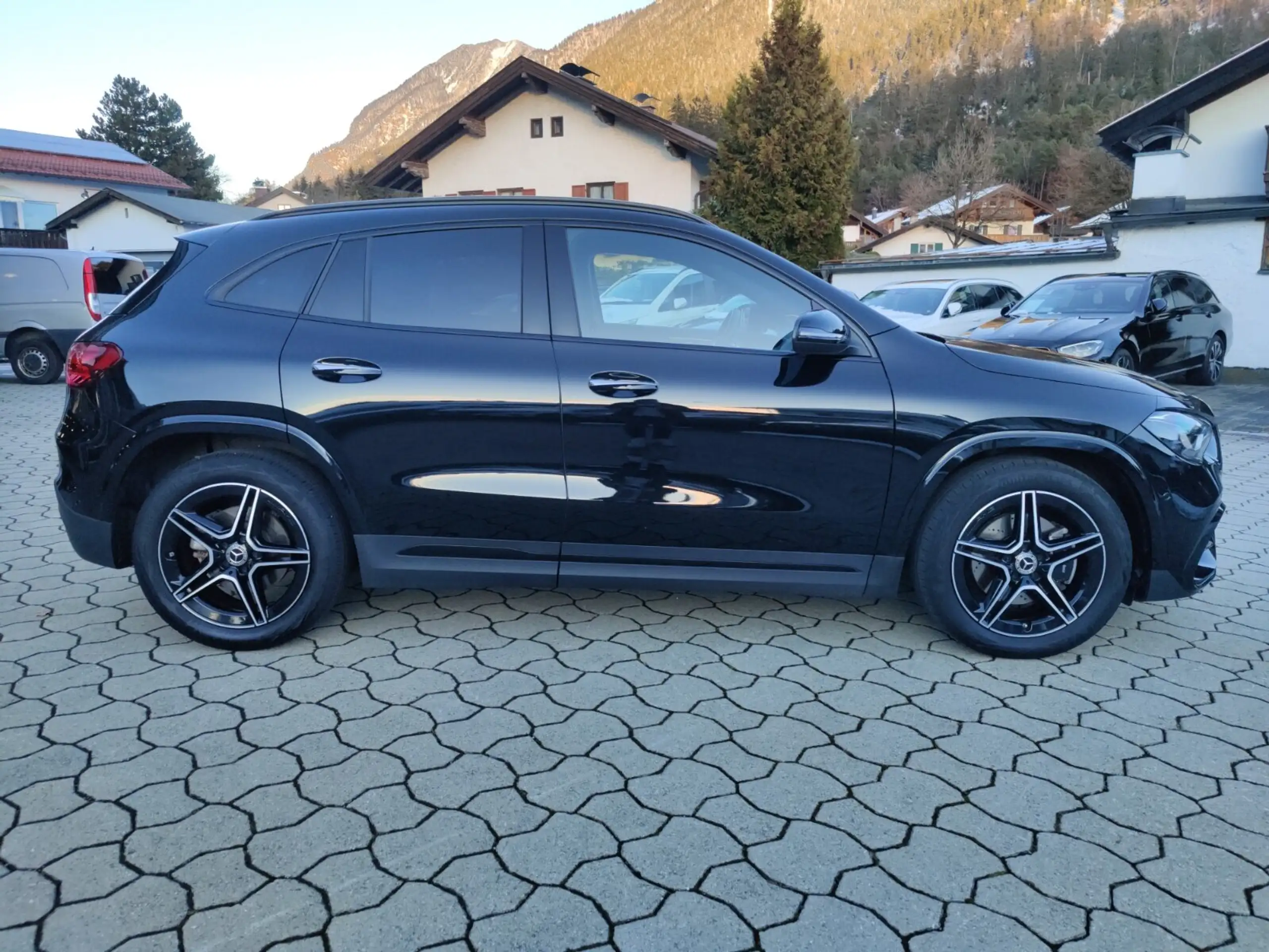 Mercedes-Benz - GLA 220