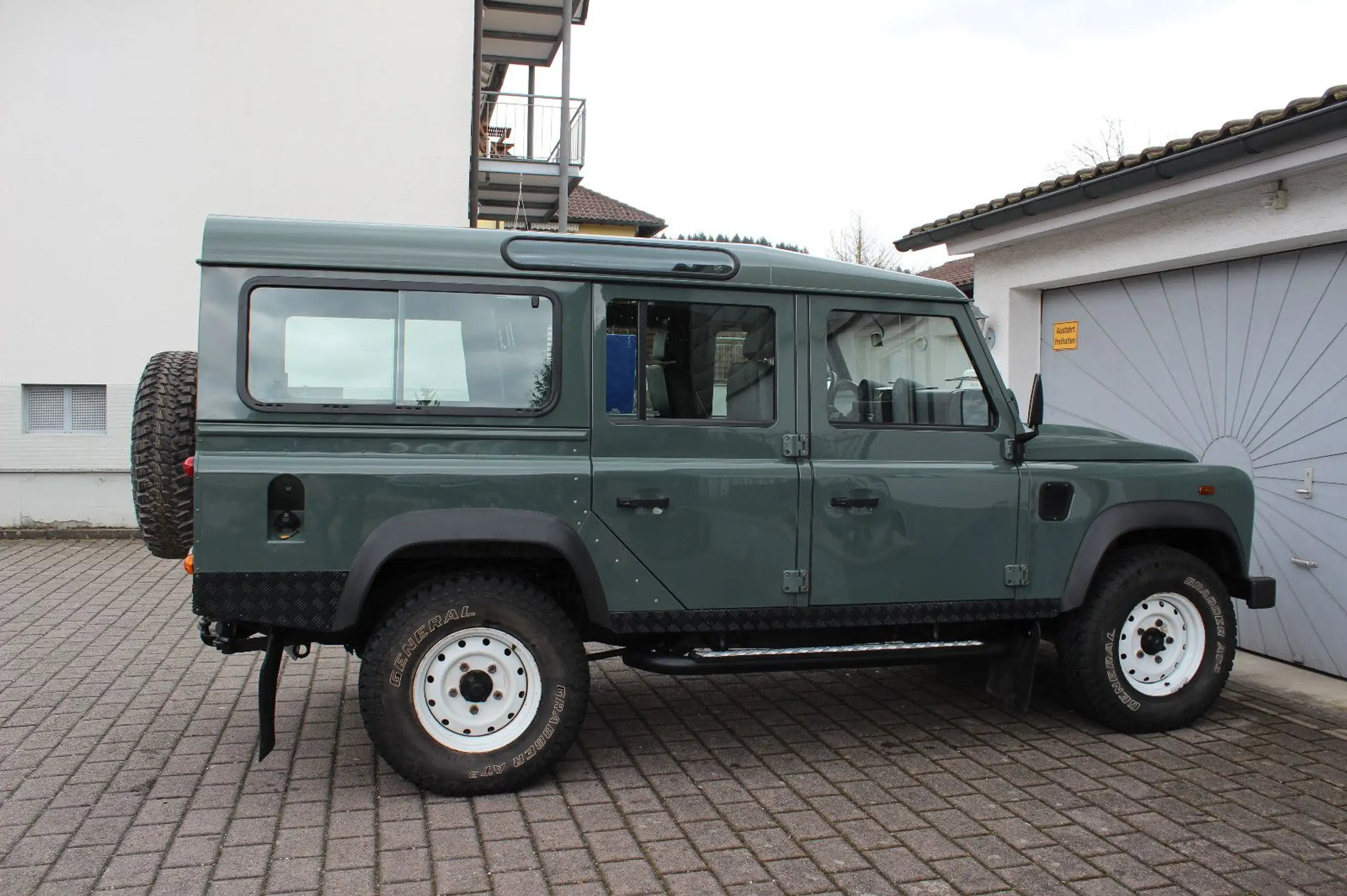 Land Rover - Defender