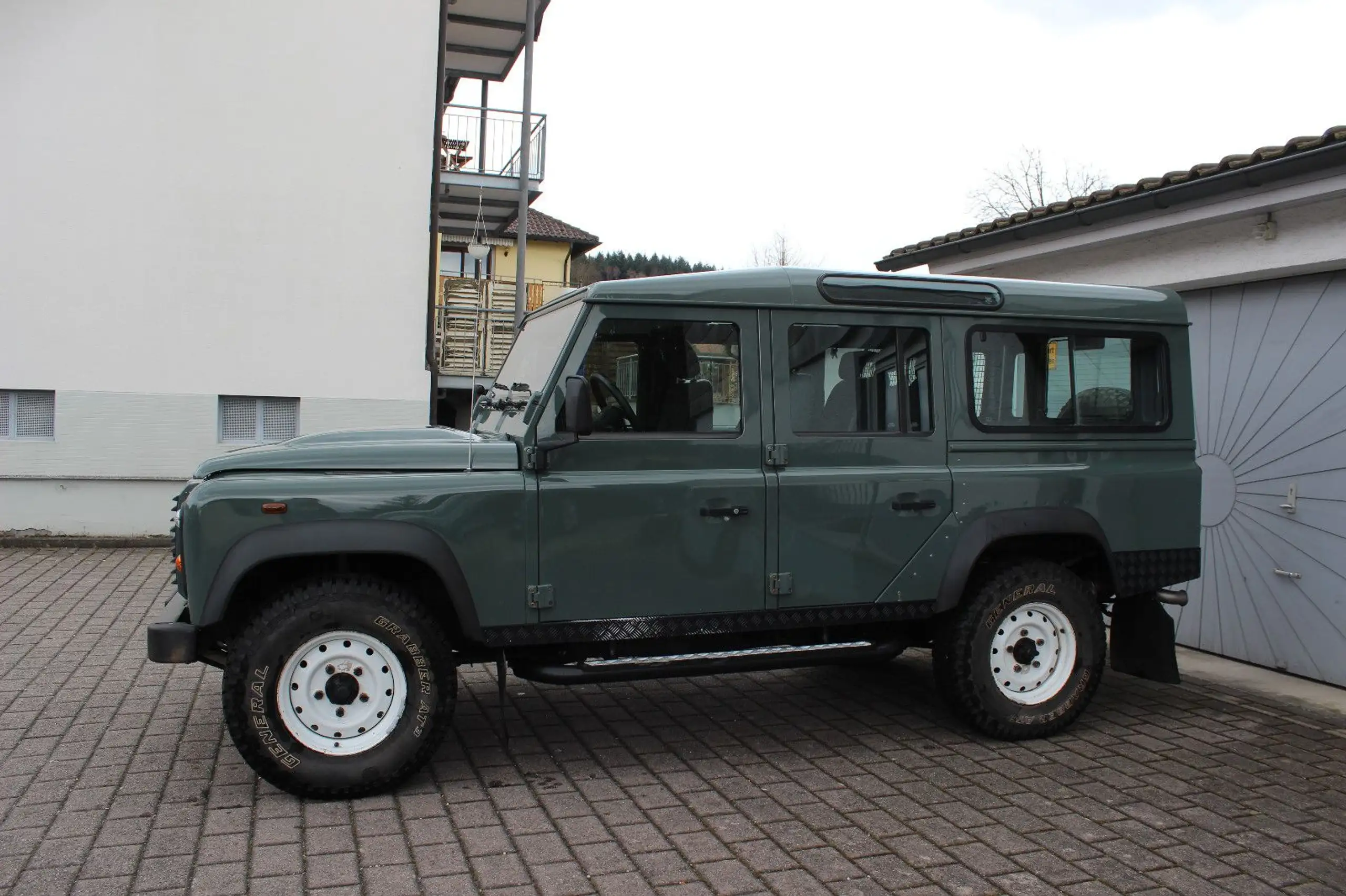 Land Rover - Defender