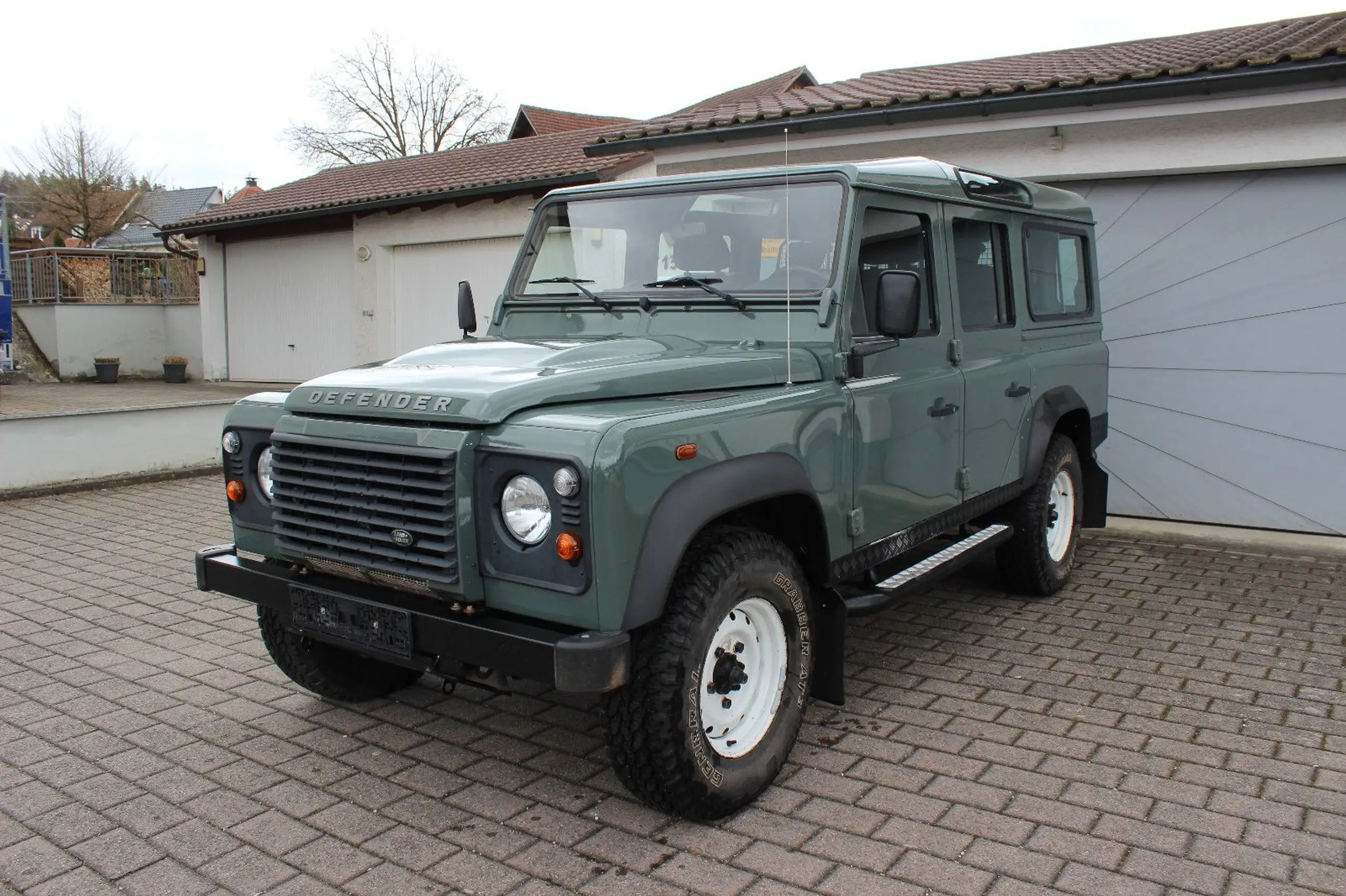 Land Rover - Defender