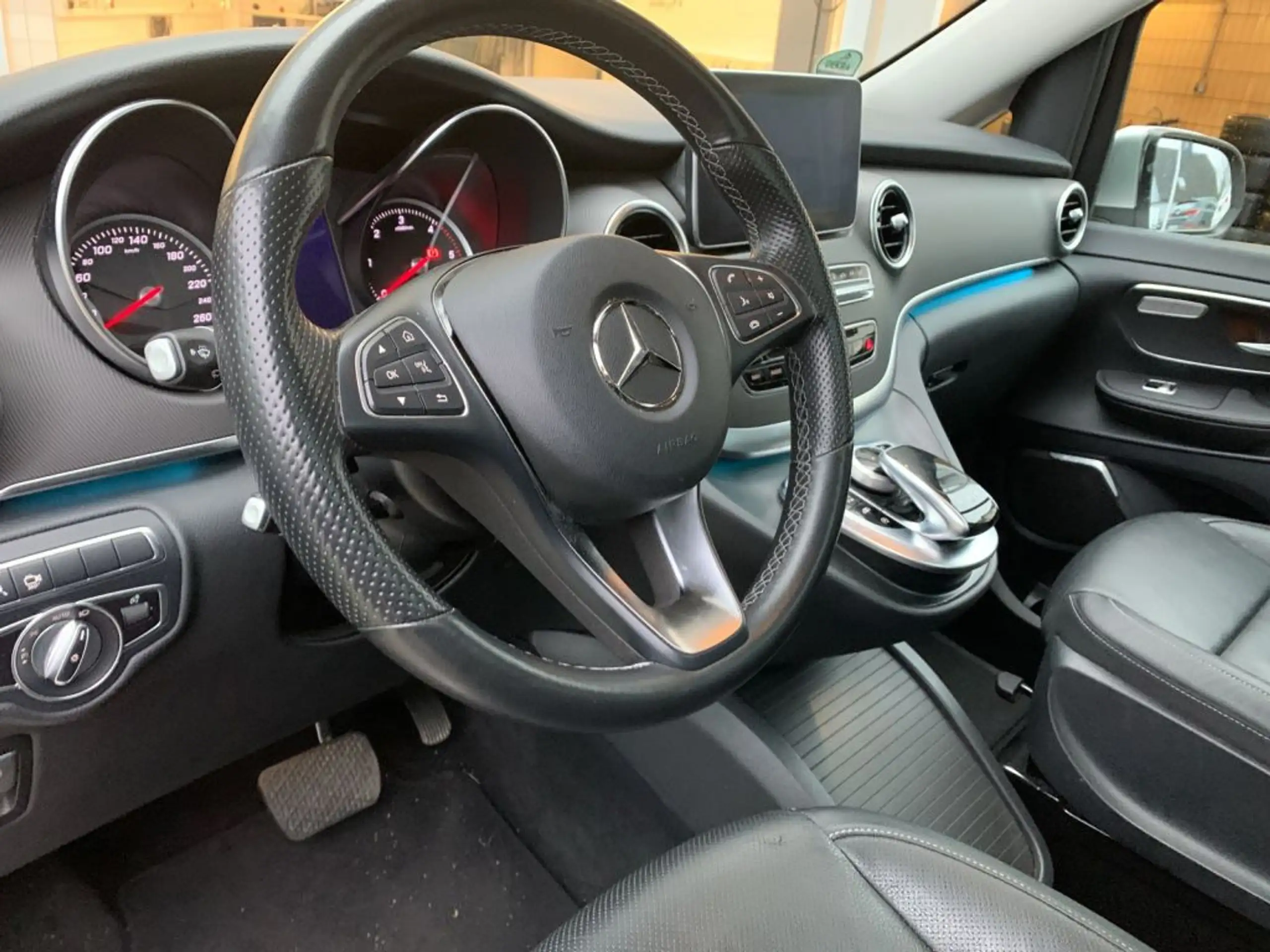 Mercedes-Benz - V 250