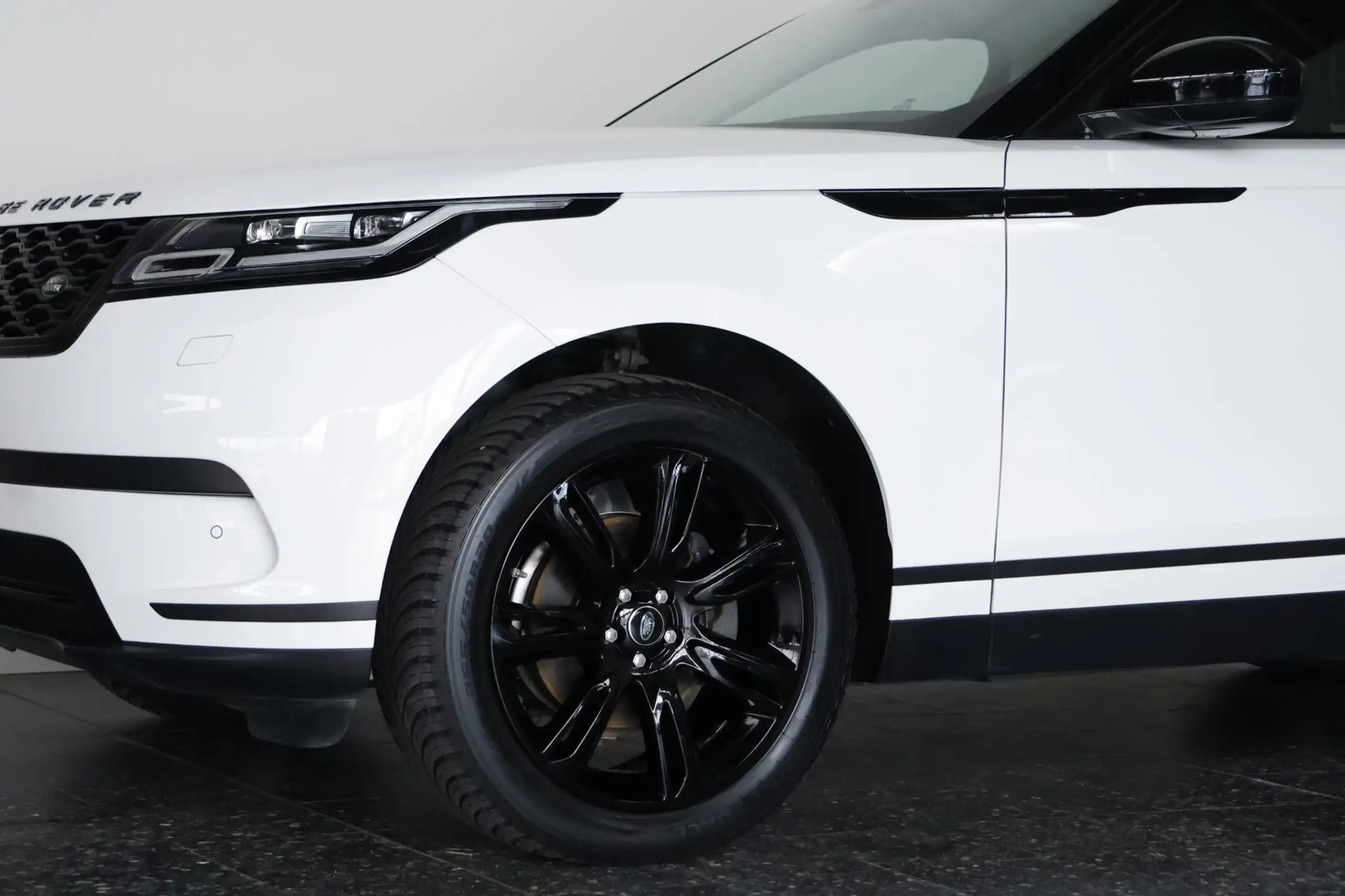 Land Rover - Range Rover Velar