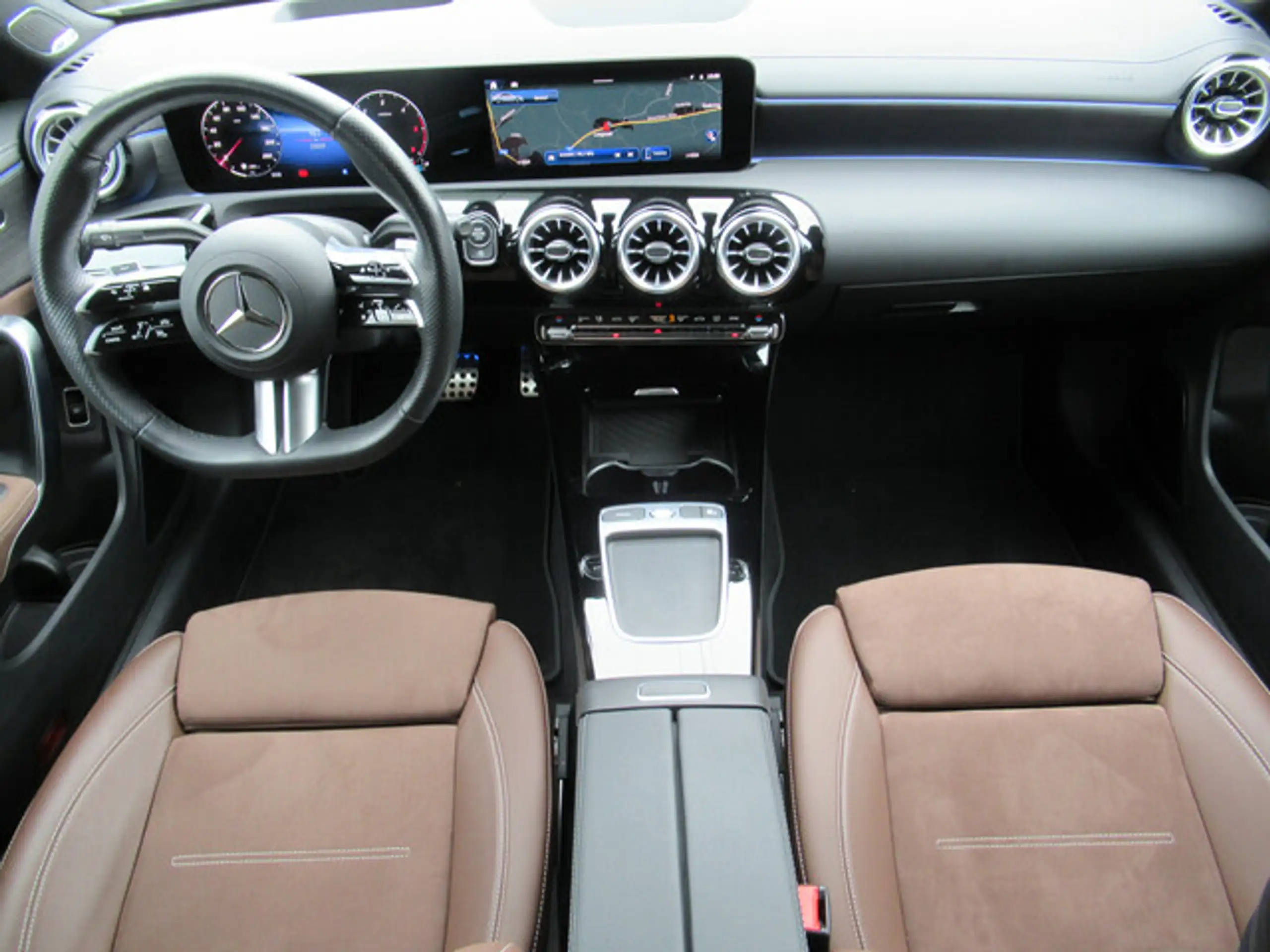 Mercedes-Benz - CLA 200