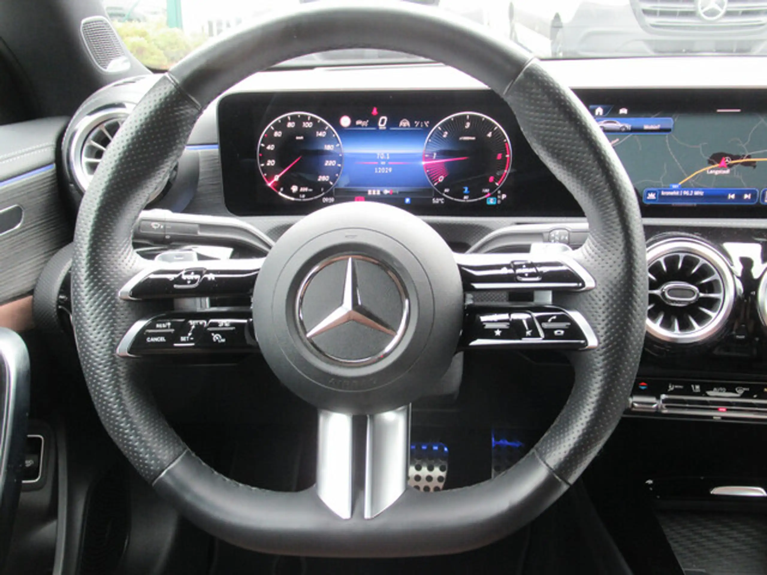 Mercedes-Benz - CLA 200