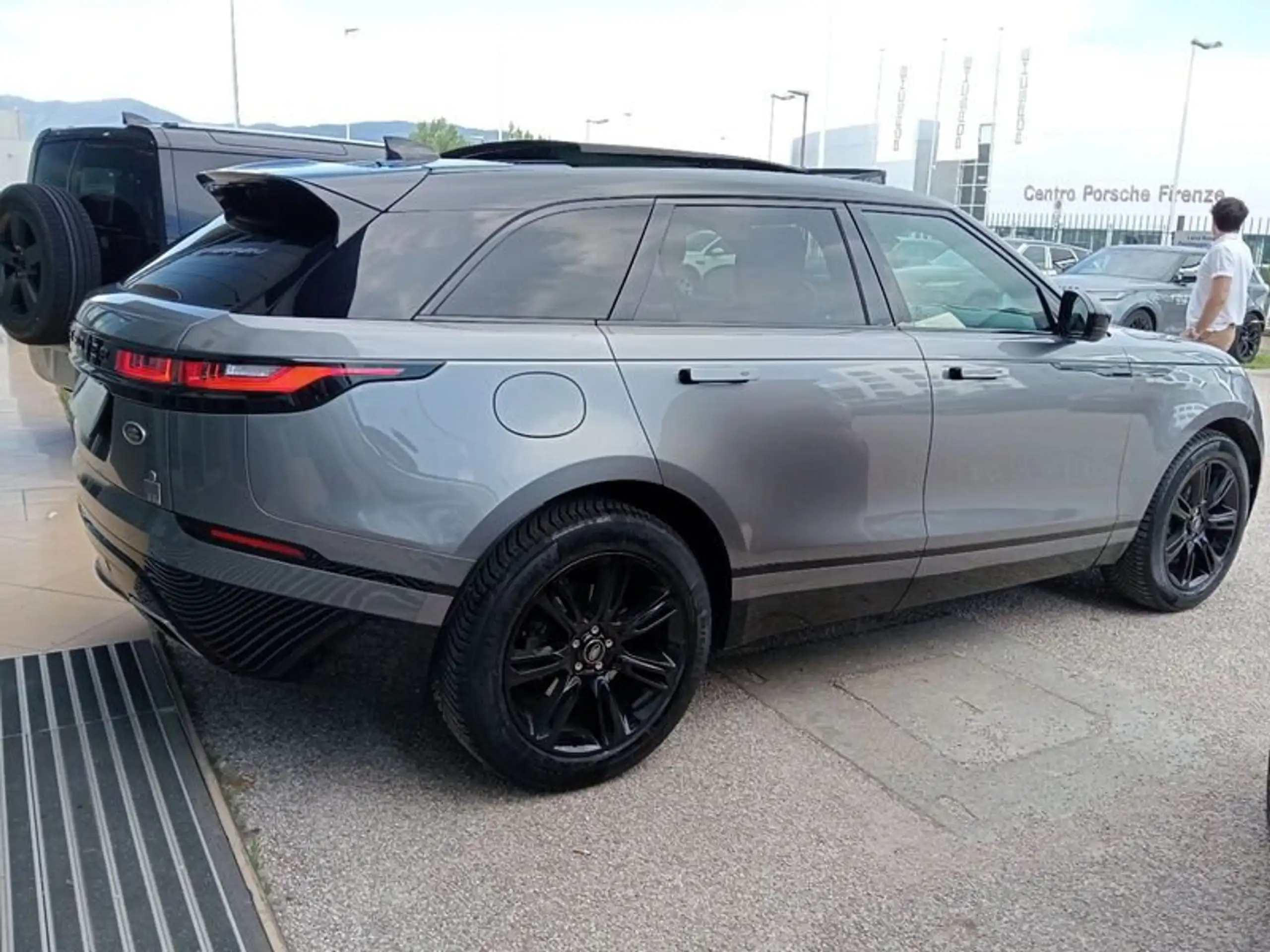 Land Rover - Range Rover Velar