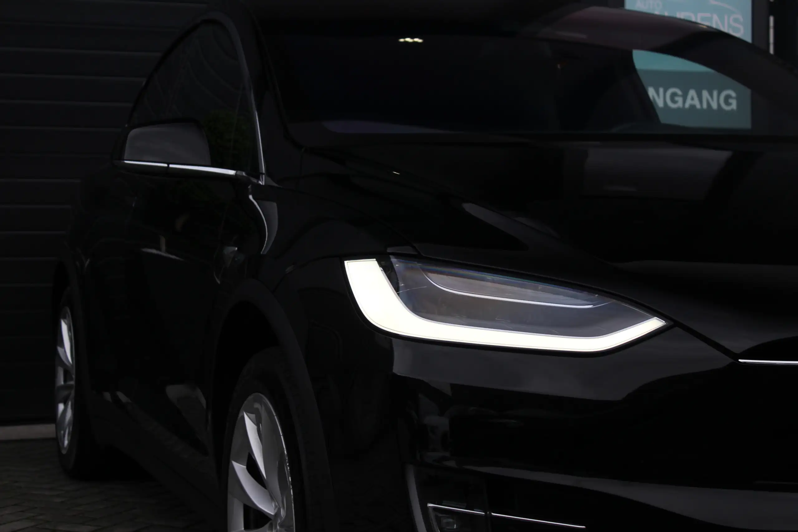 Tesla - Model X