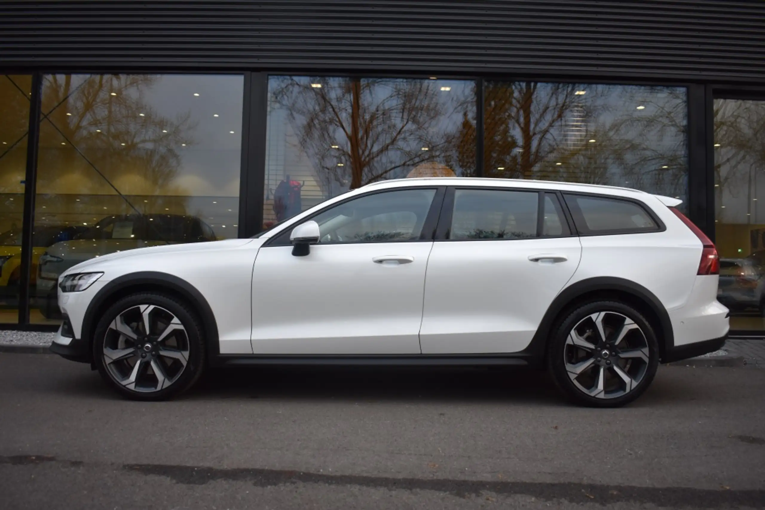 Volvo - V60 Cross Country