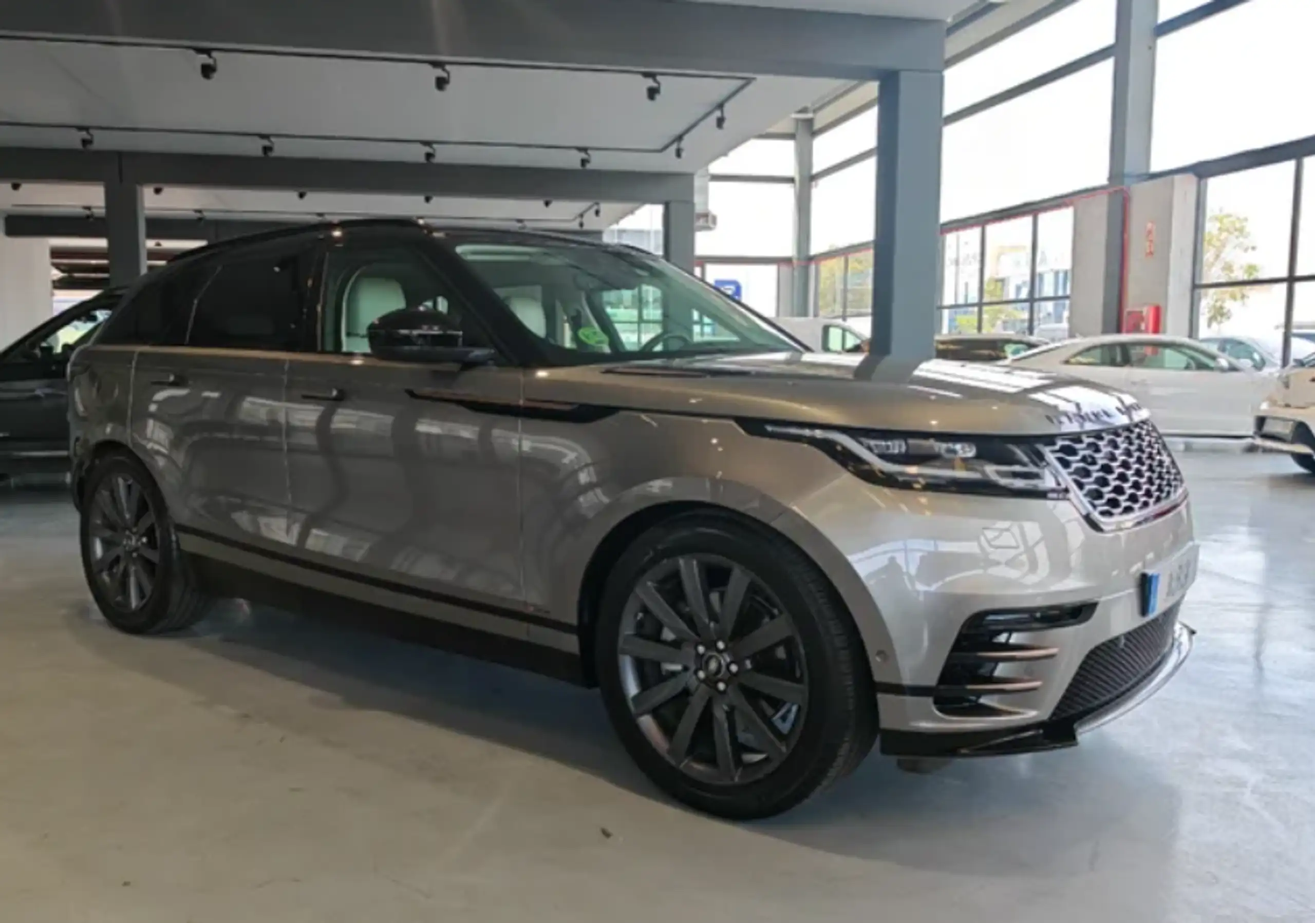 Land Rover - Range Rover Velar