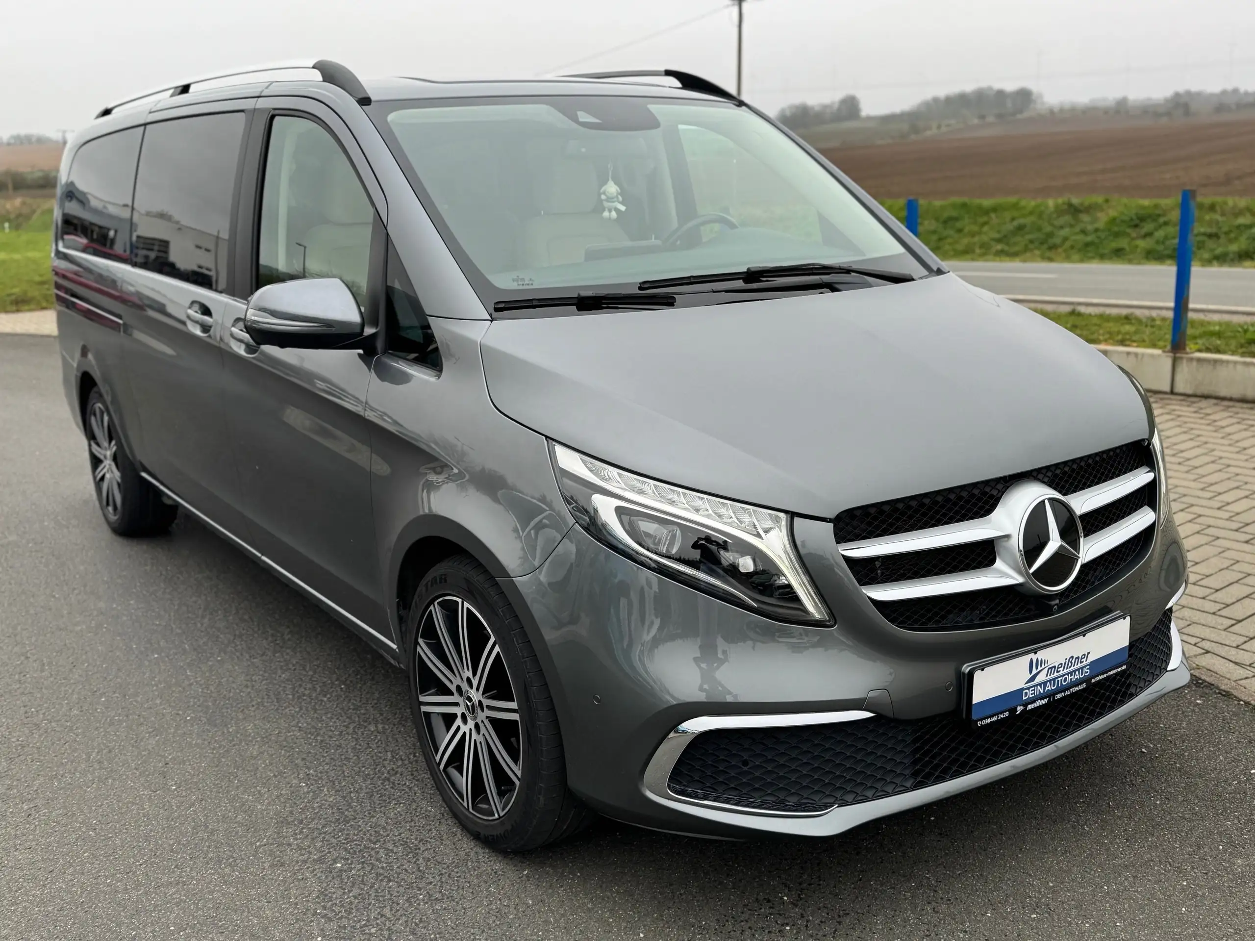 Mercedes-Benz - V 220