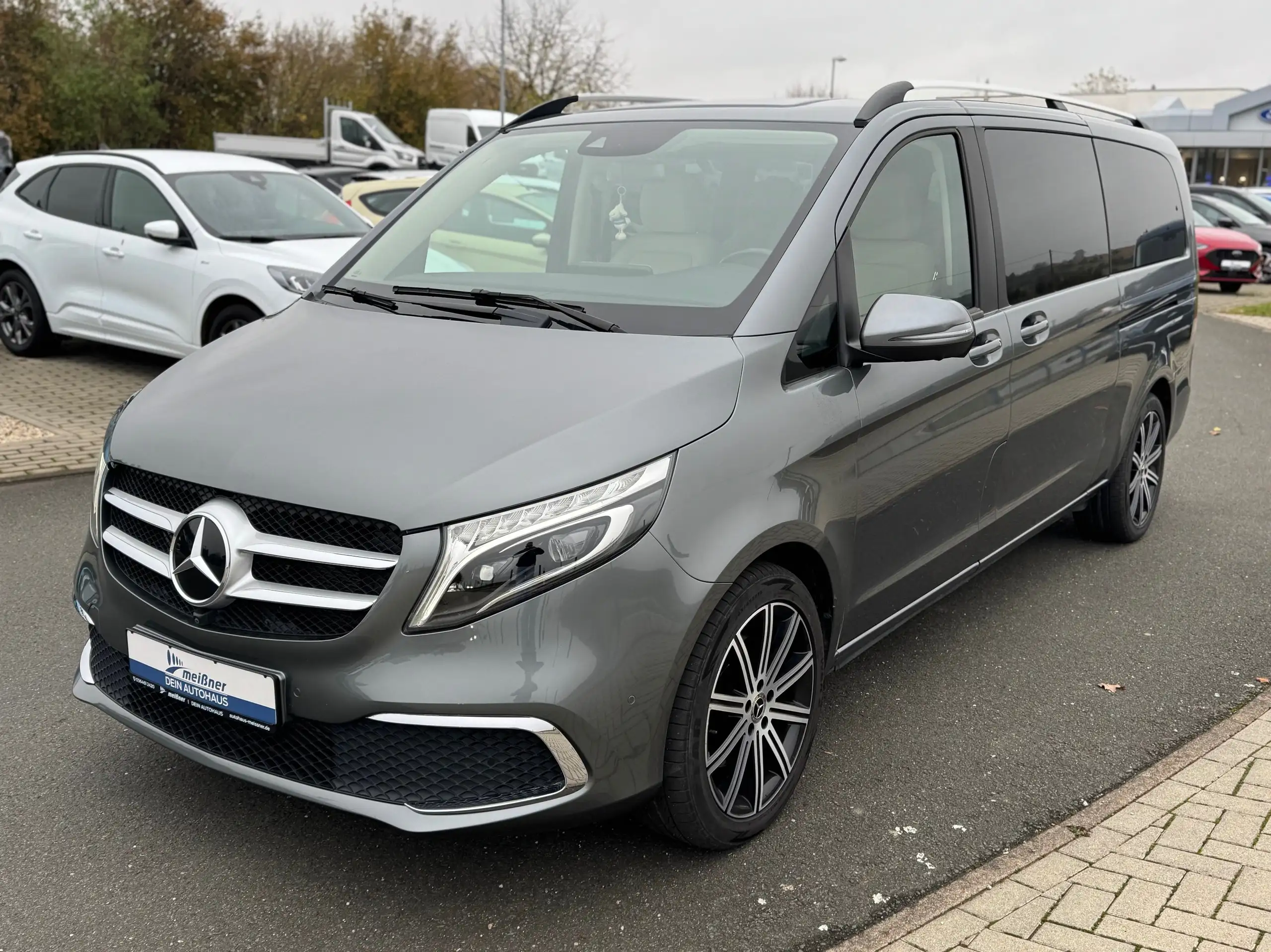 Mercedes-Benz - V 220