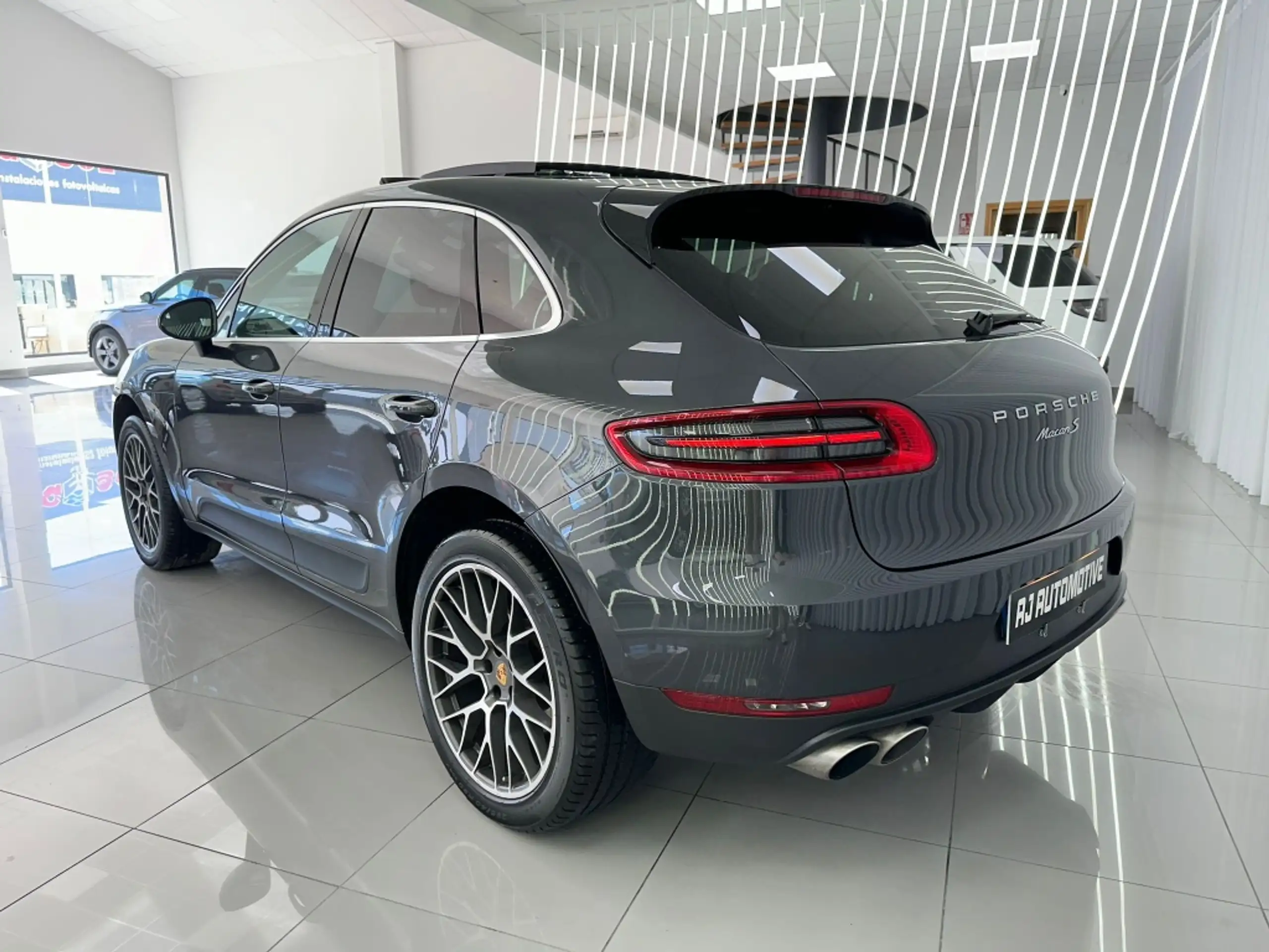 Porsche - Macan