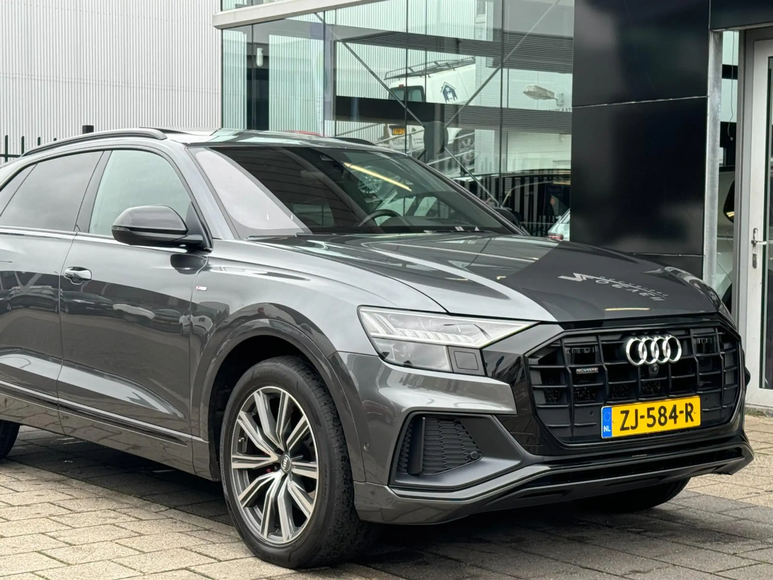 Audi - Q8