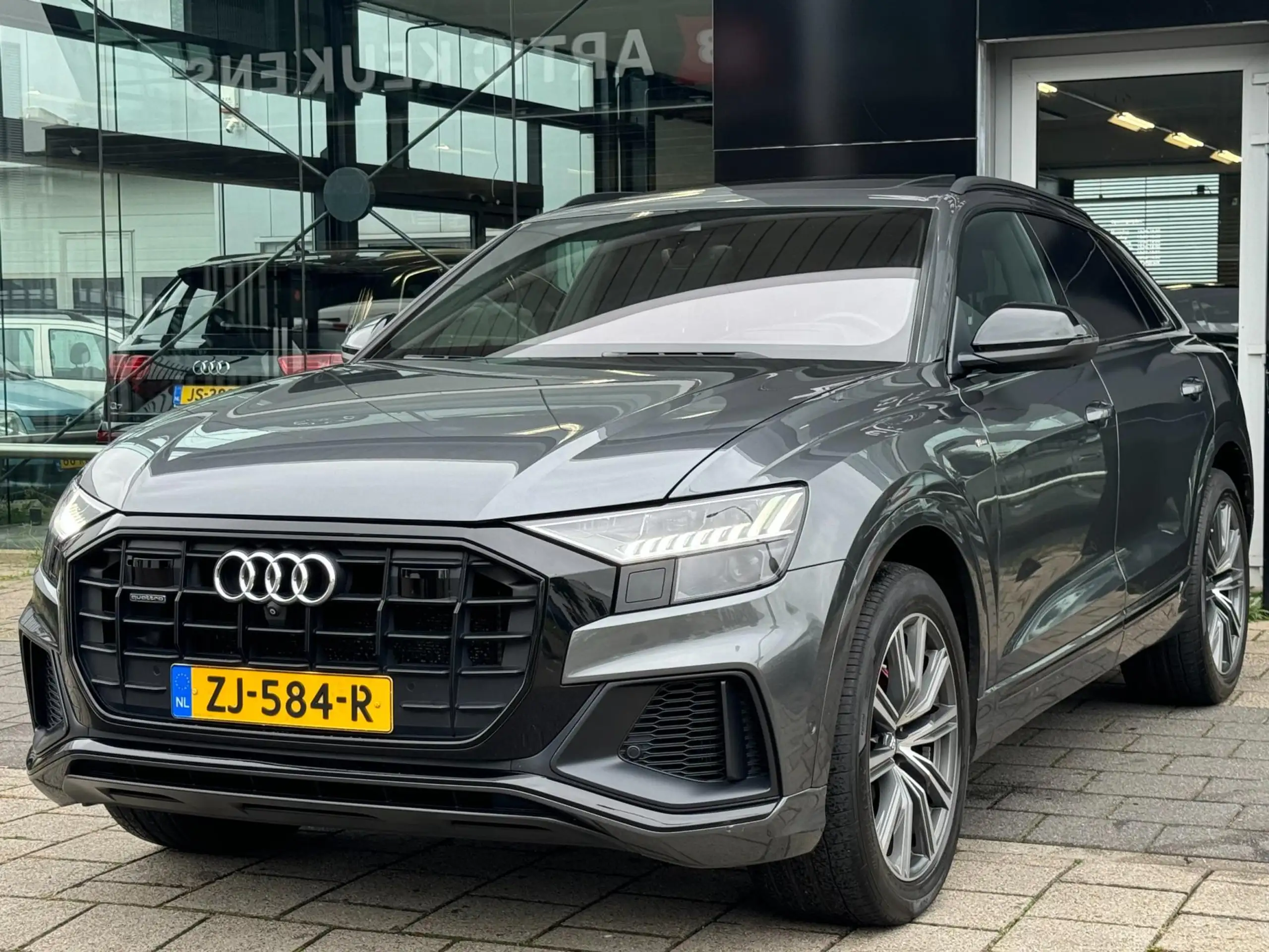 Audi - Q8