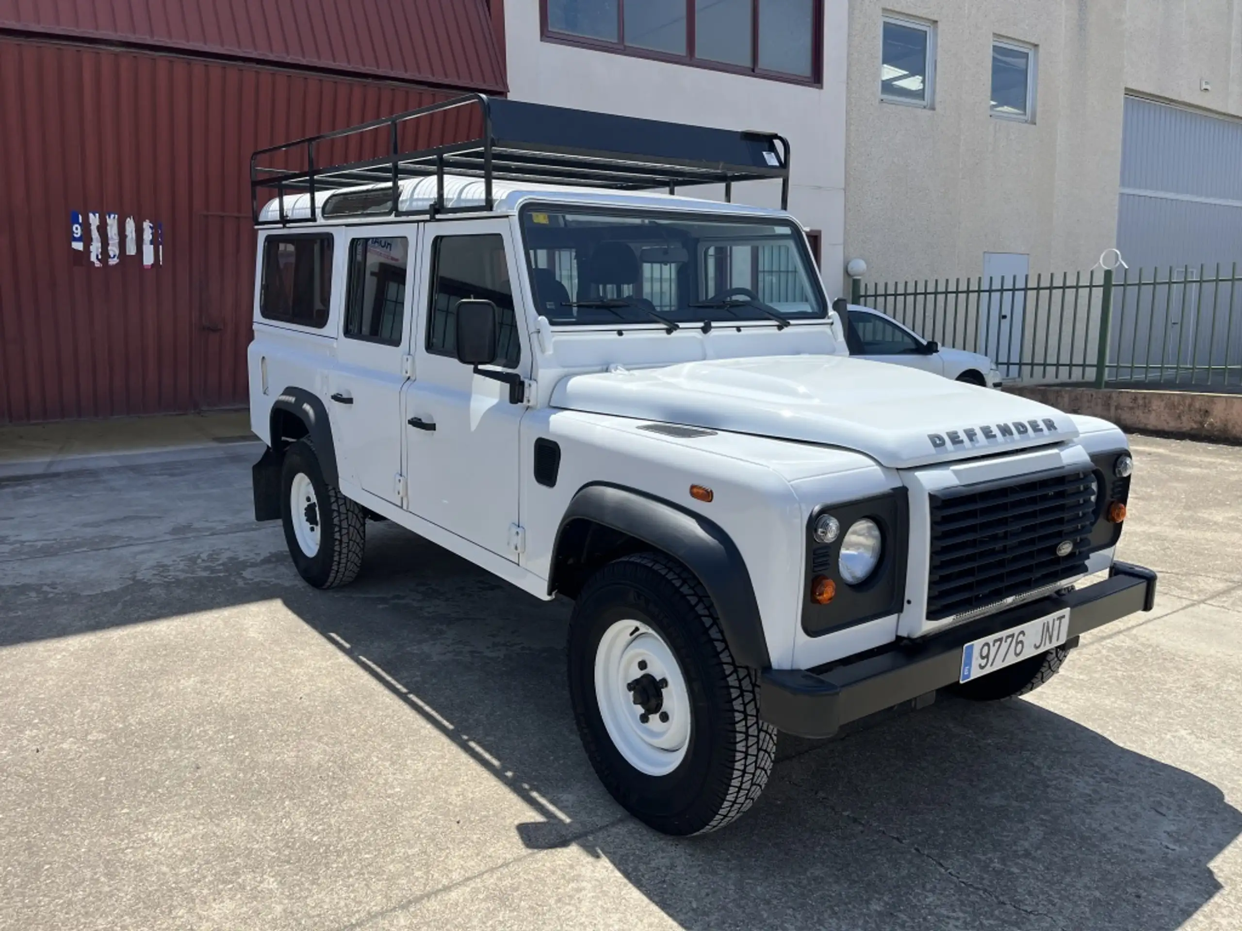 Land Rover - Defender