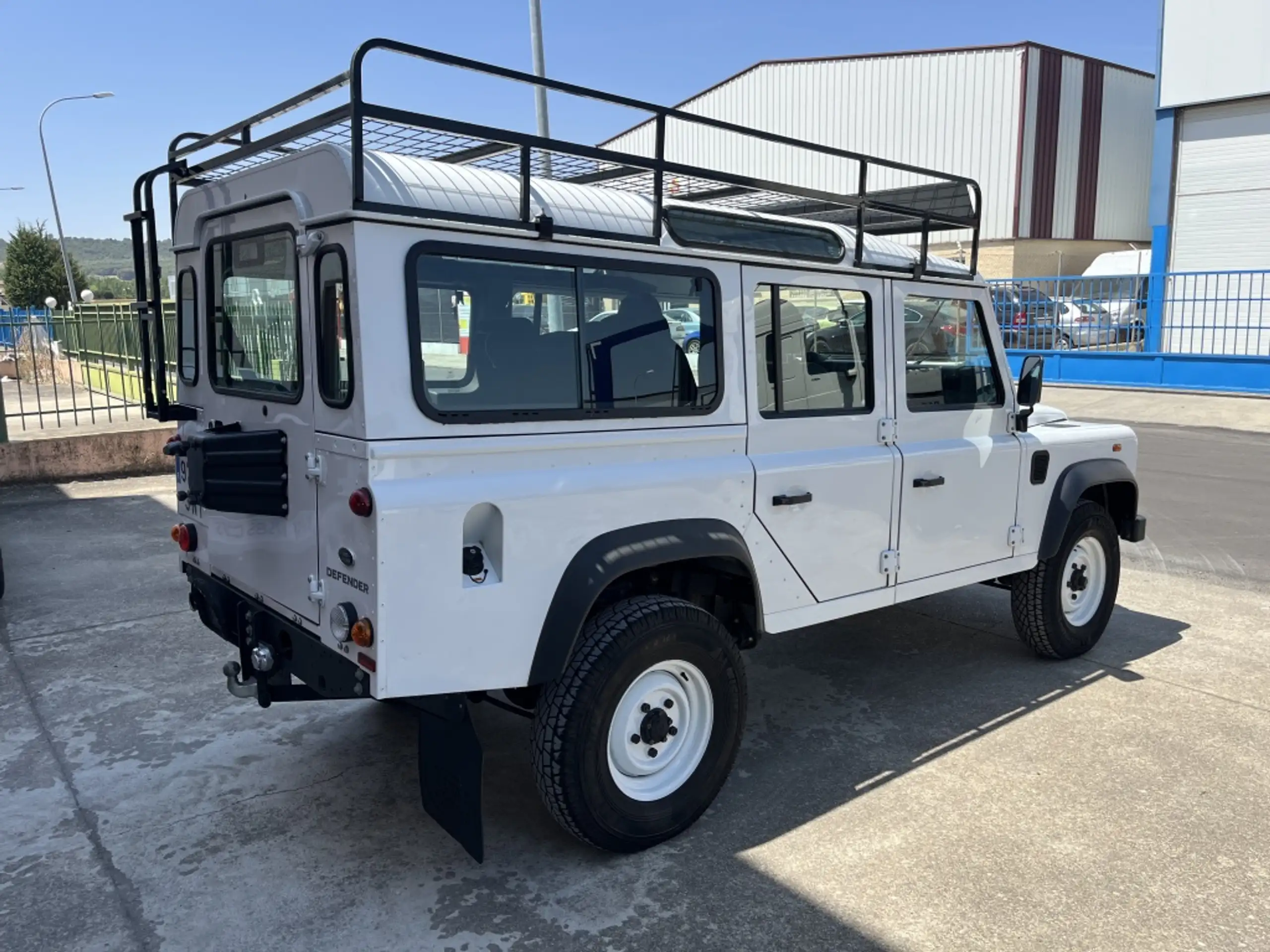 Land Rover - Defender