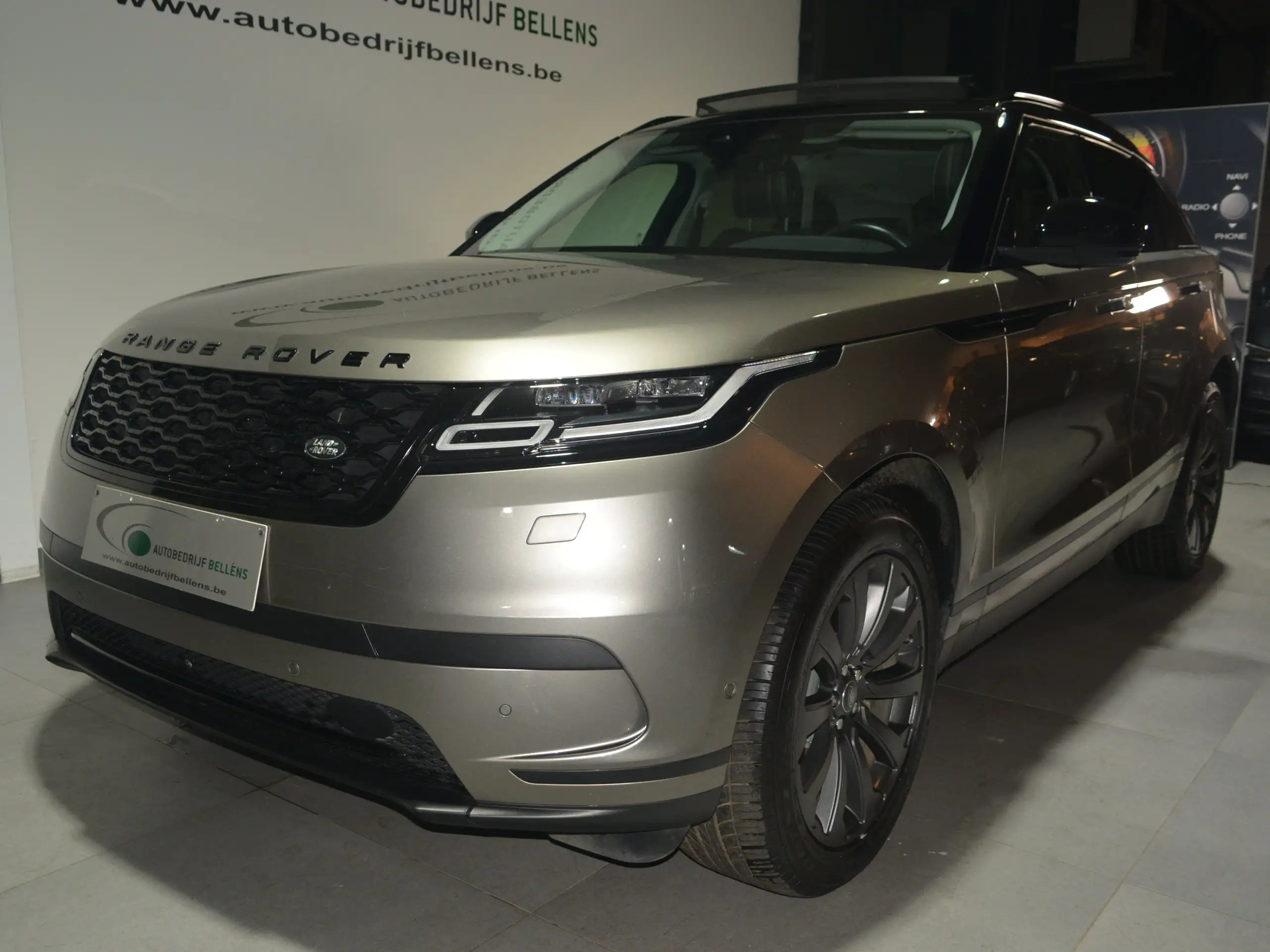 Land Rover - Range Rover Velar