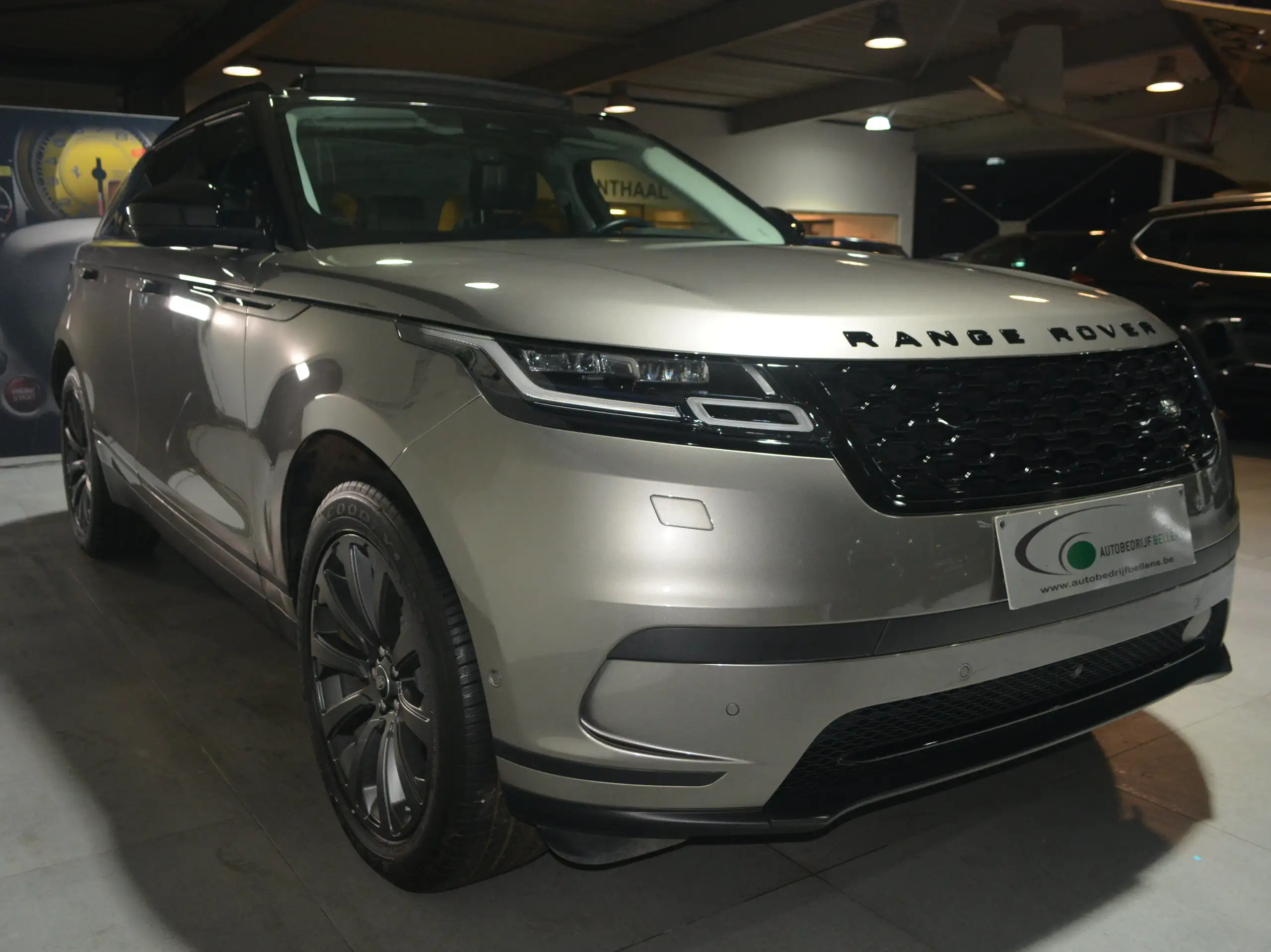 Land Rover - Range Rover Velar