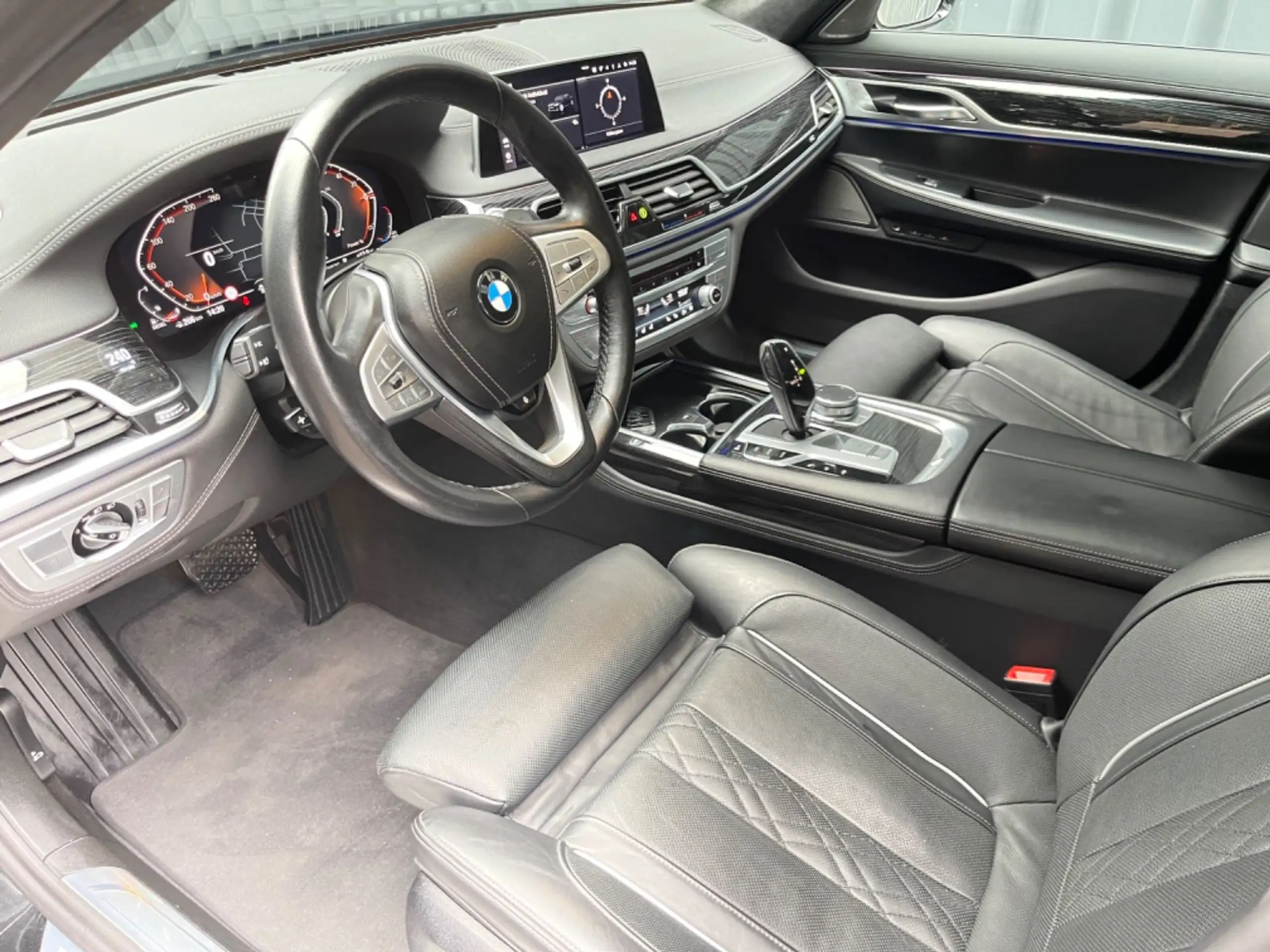 BMW - 730