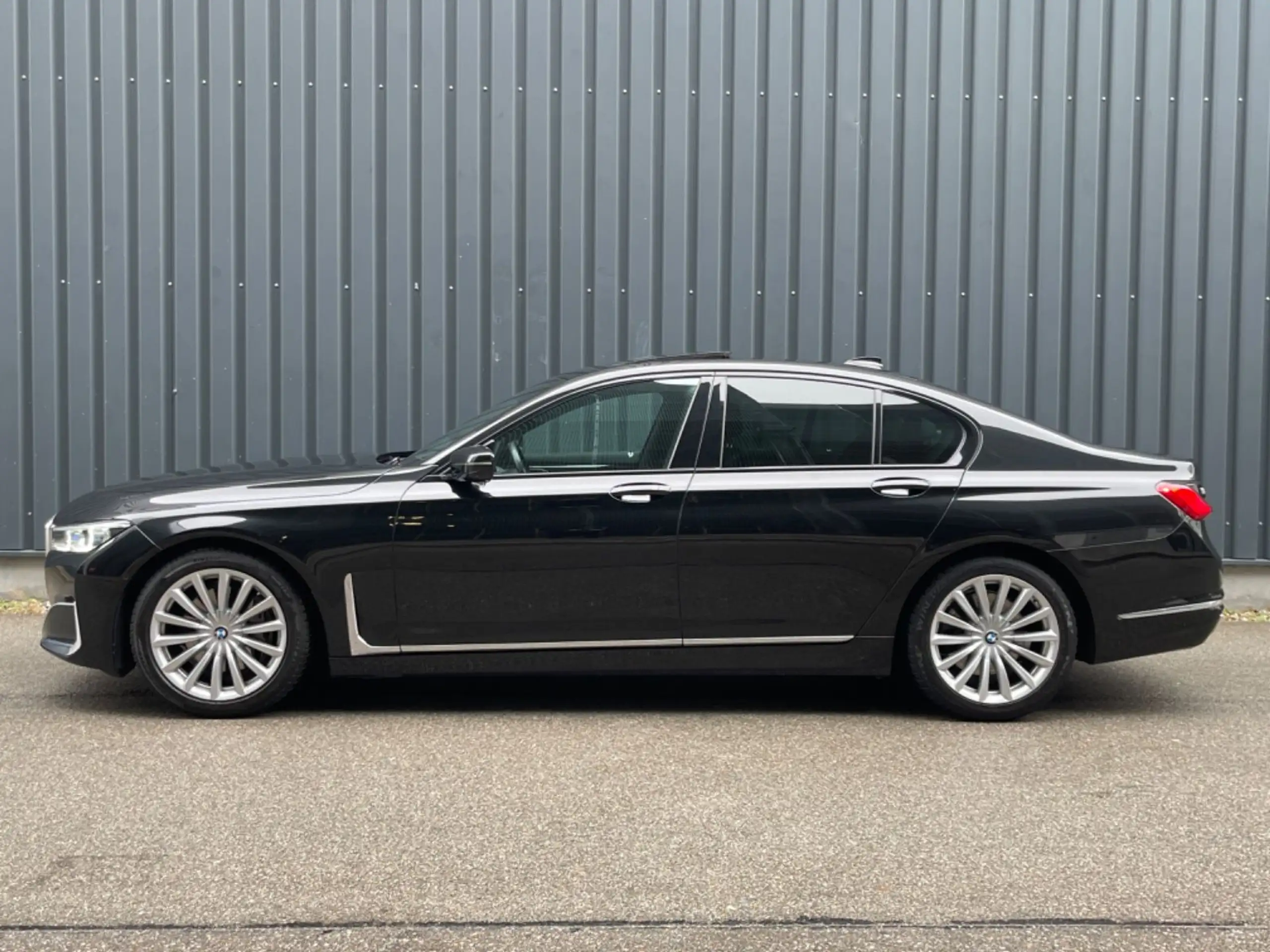 BMW - 730