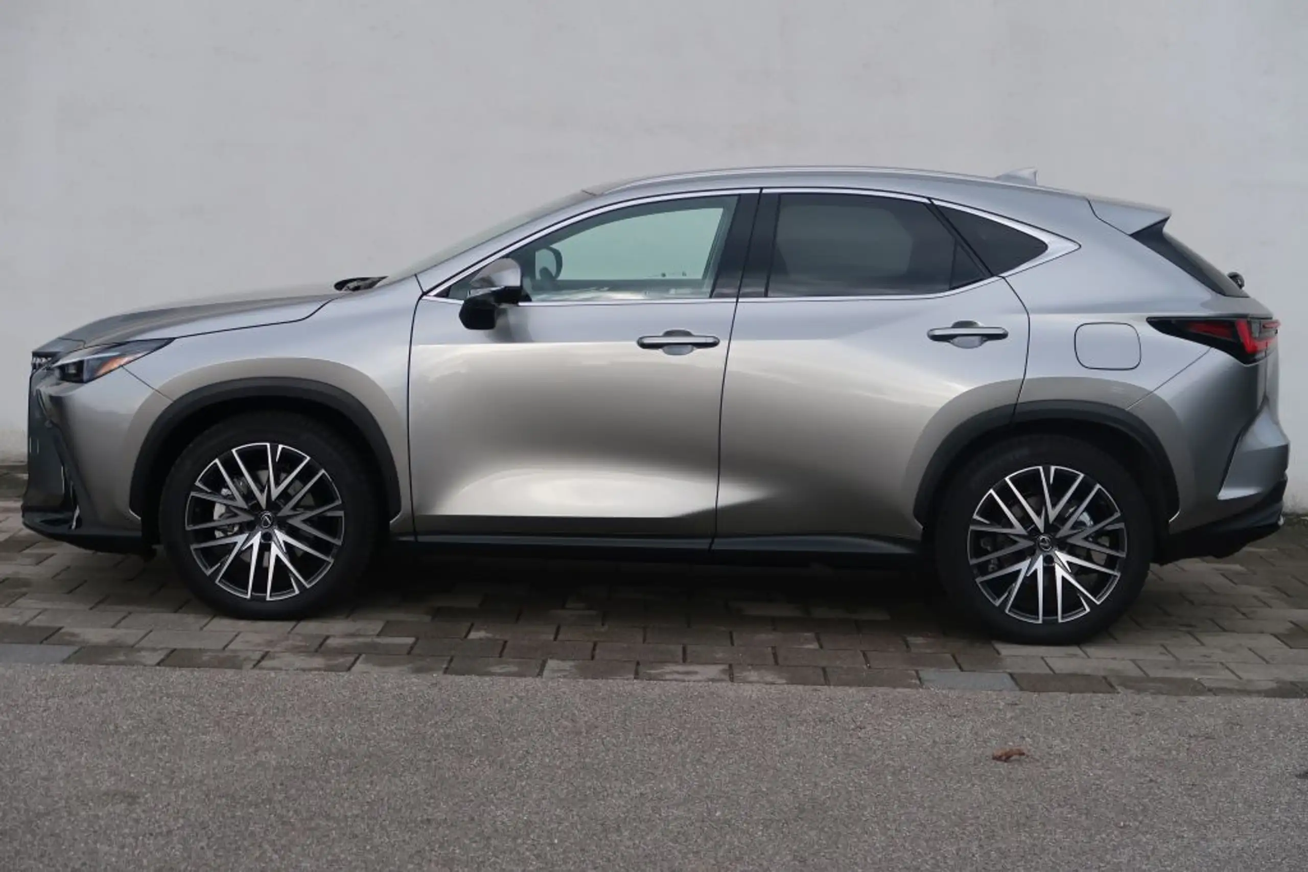 Lexus - NX 450h+