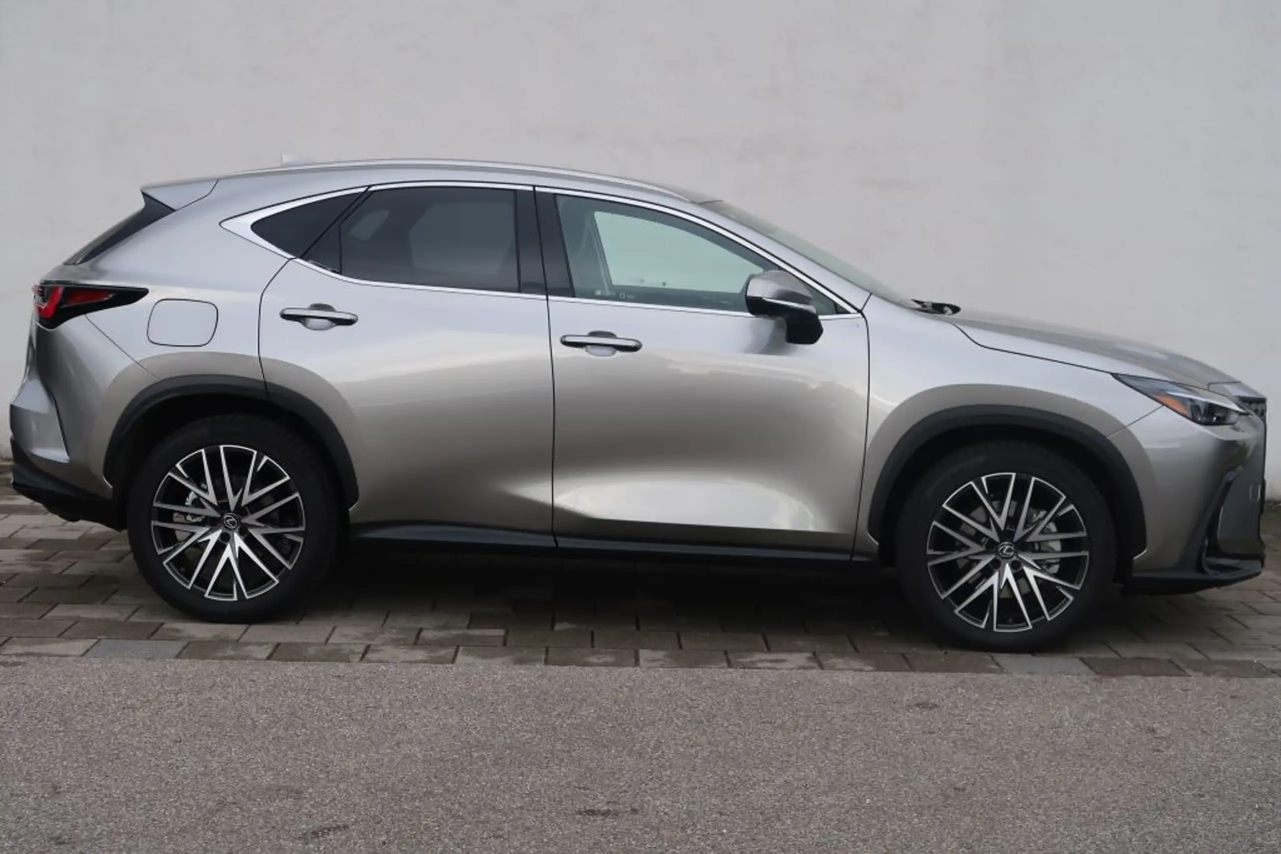 Lexus - NX 450h+