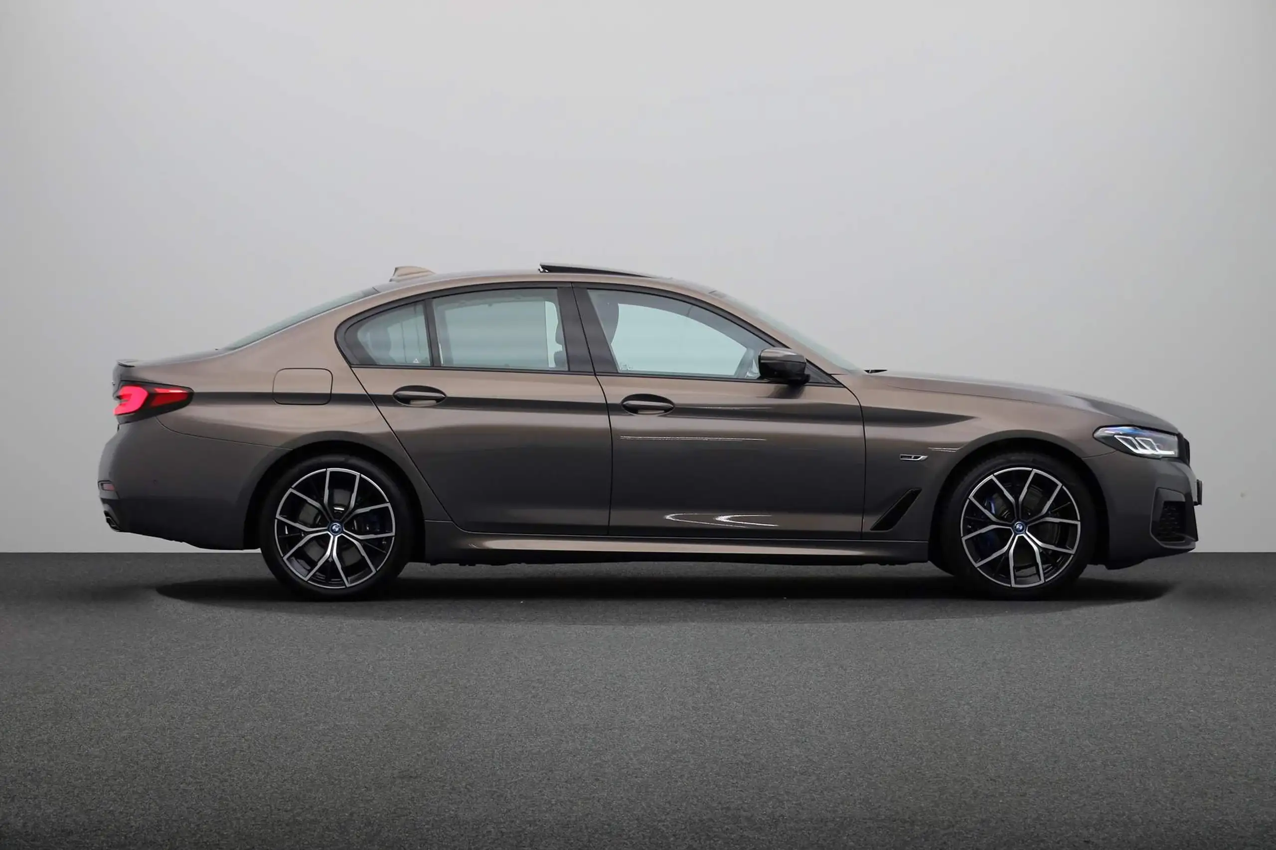 BMW - 530