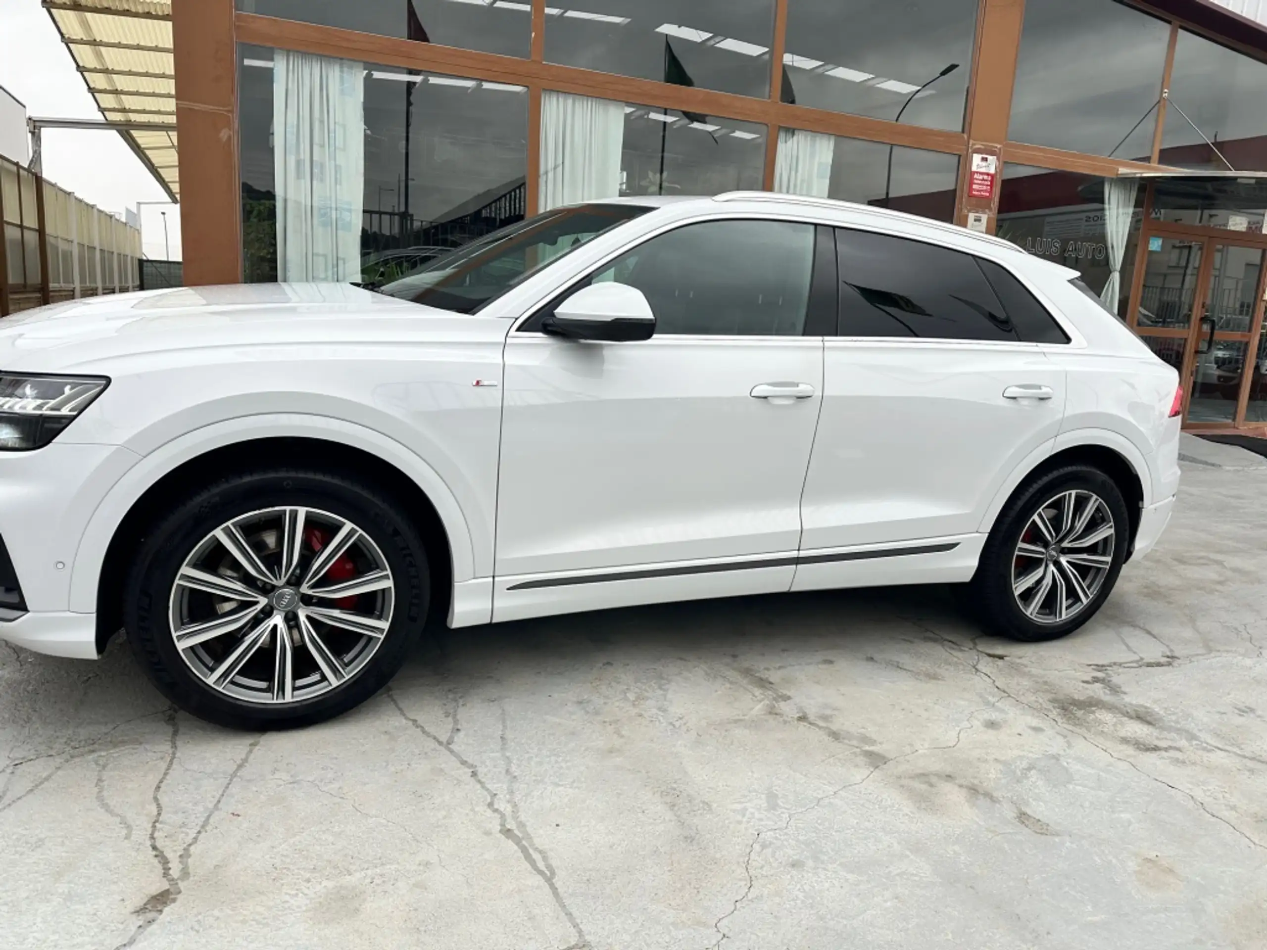 Audi - Q8