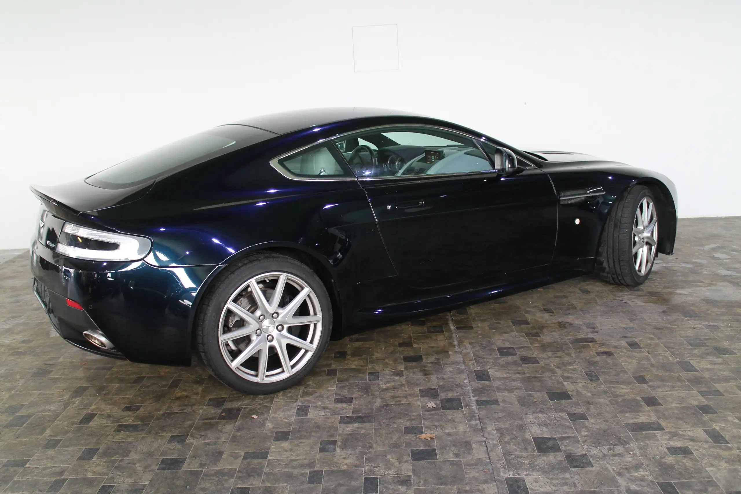 Aston Martin - V8