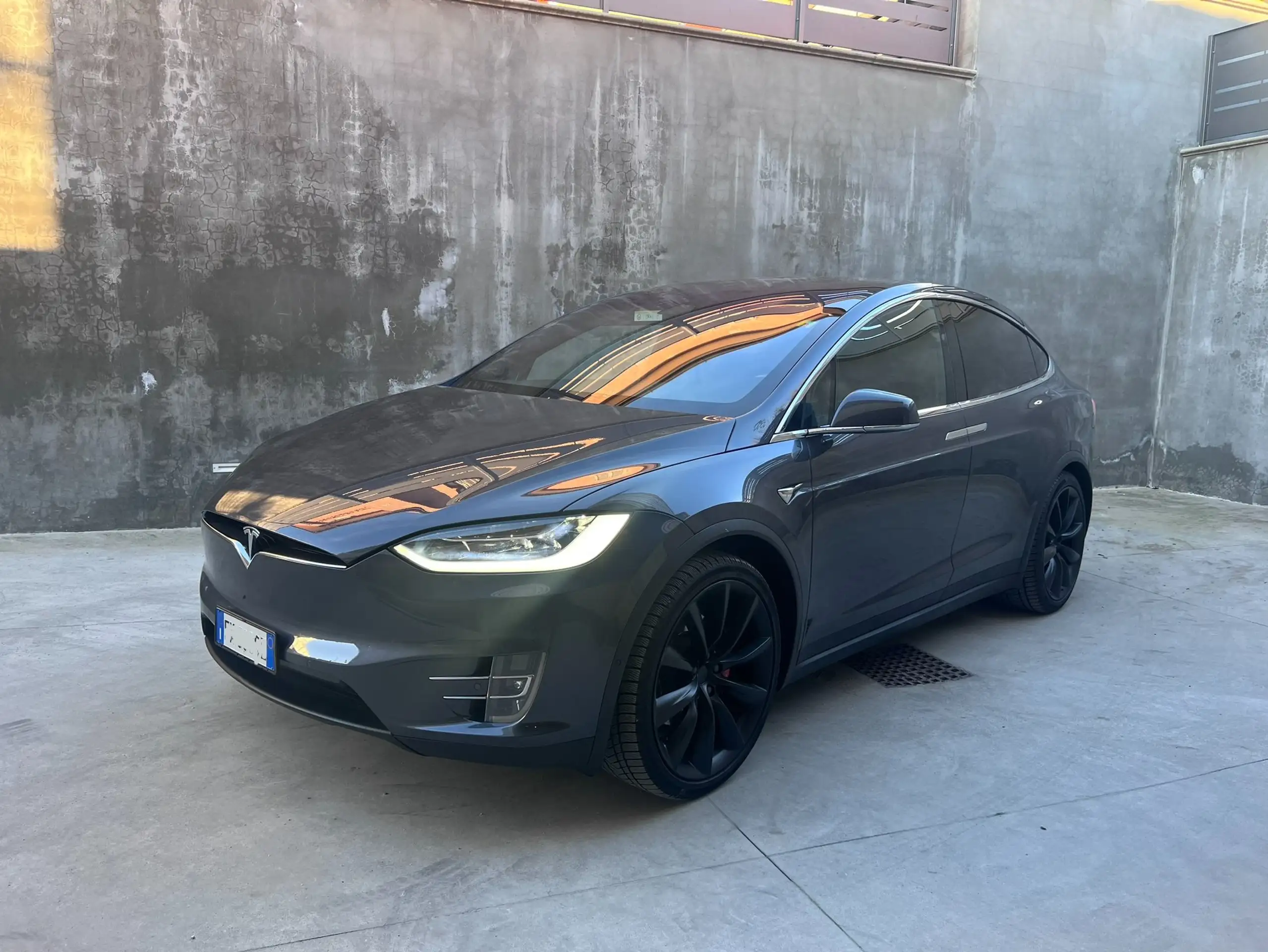 Tesla - Model X