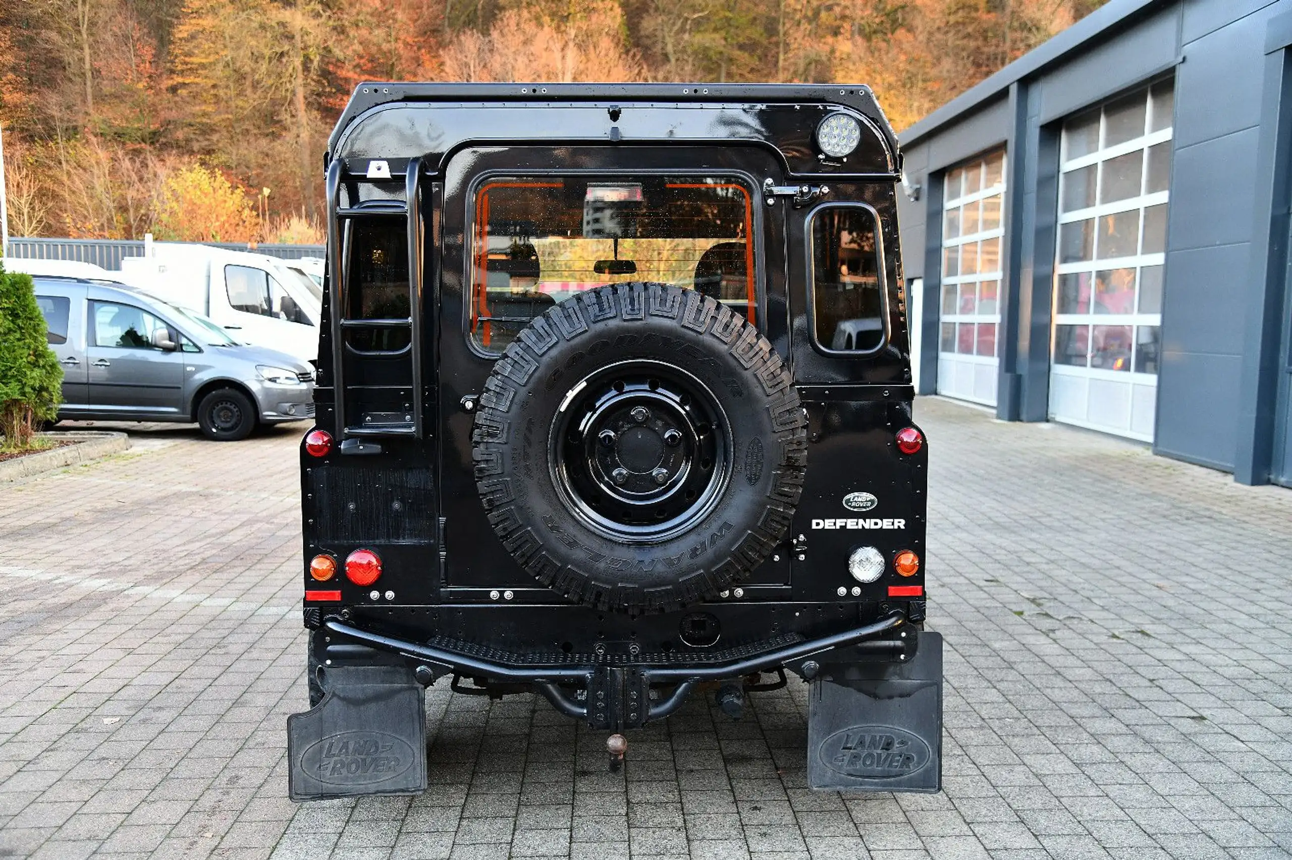 Land Rover - Defender