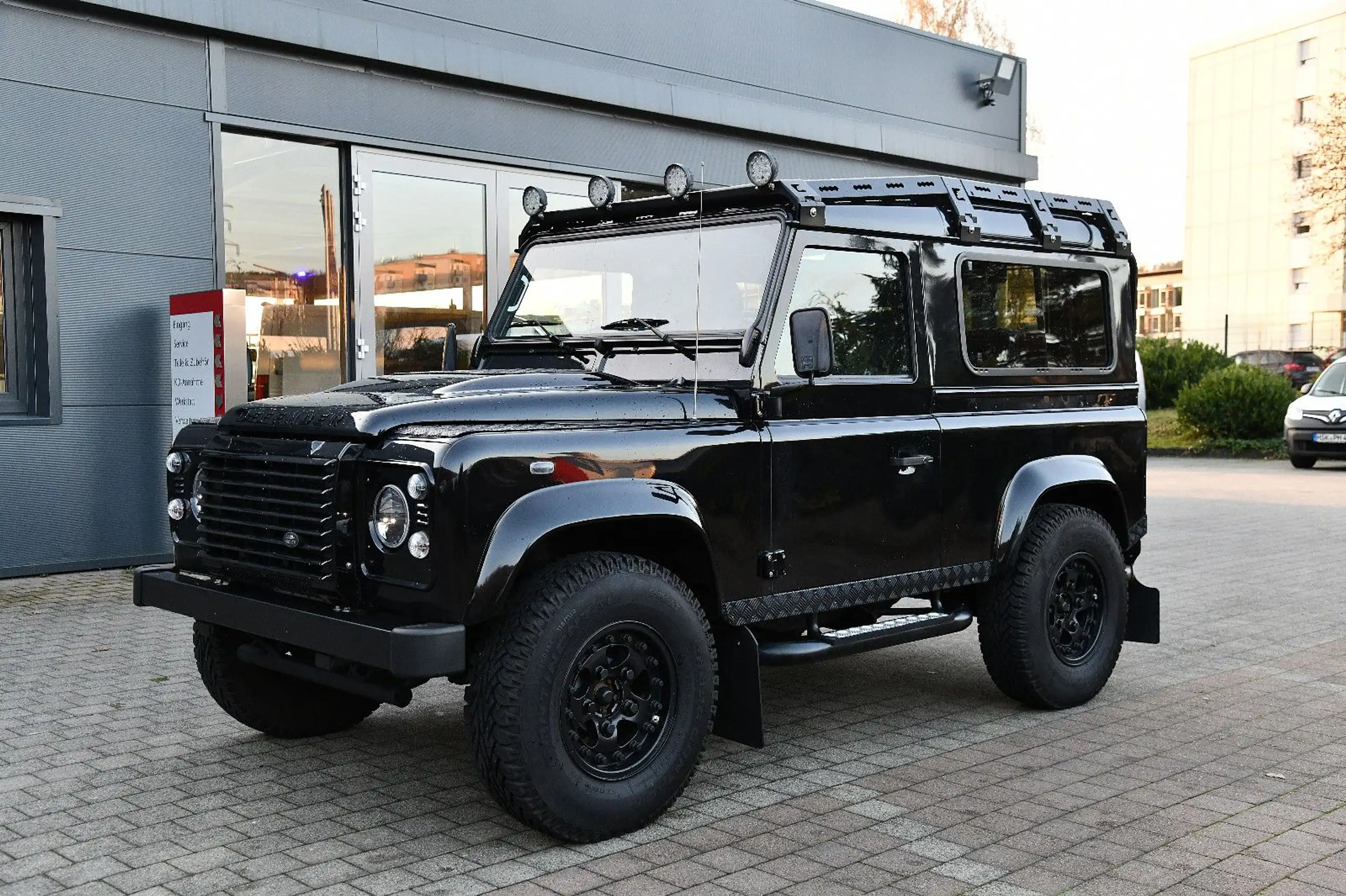 Land Rover - Defender