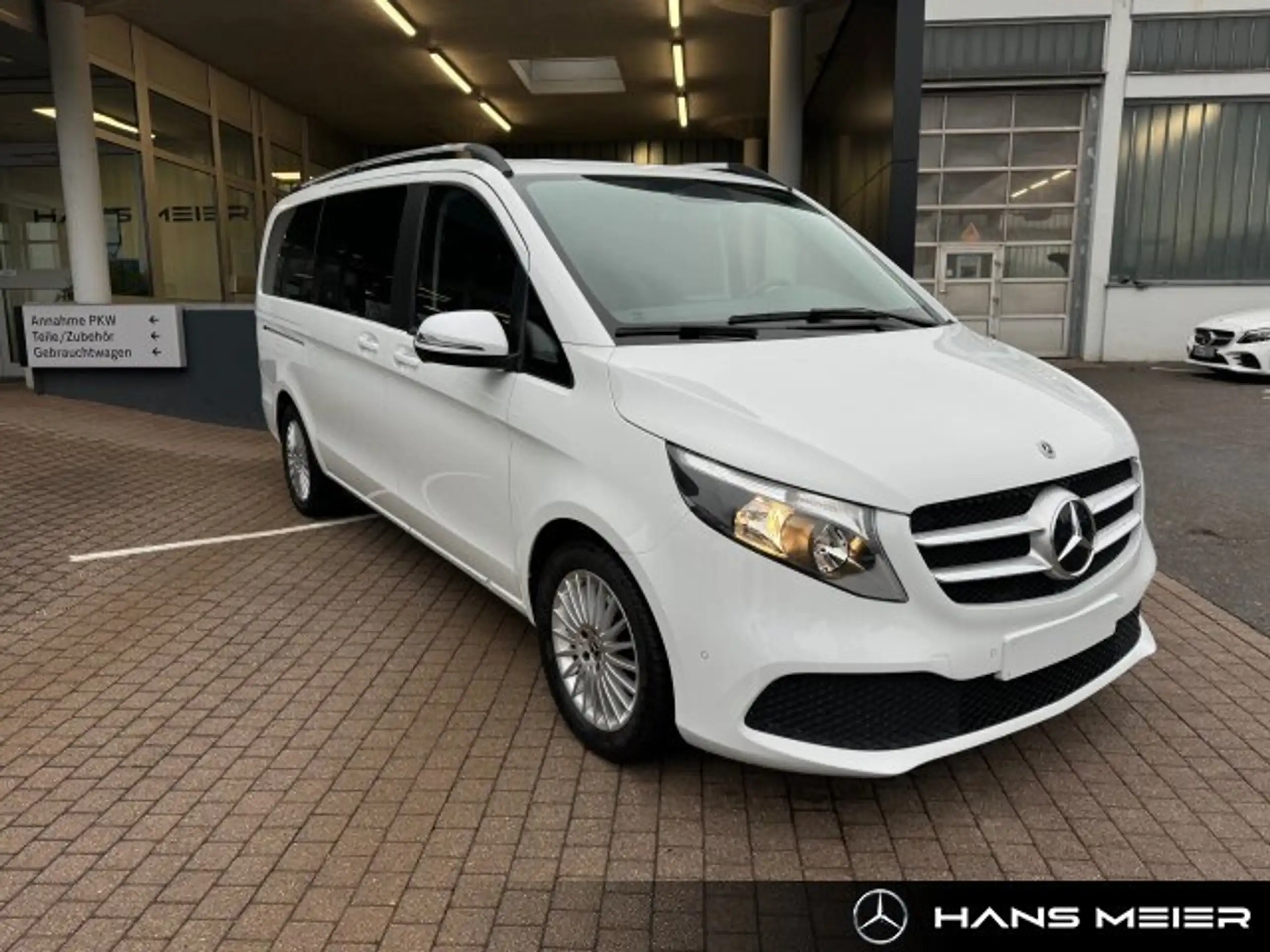 Mercedes-Benz - V 220