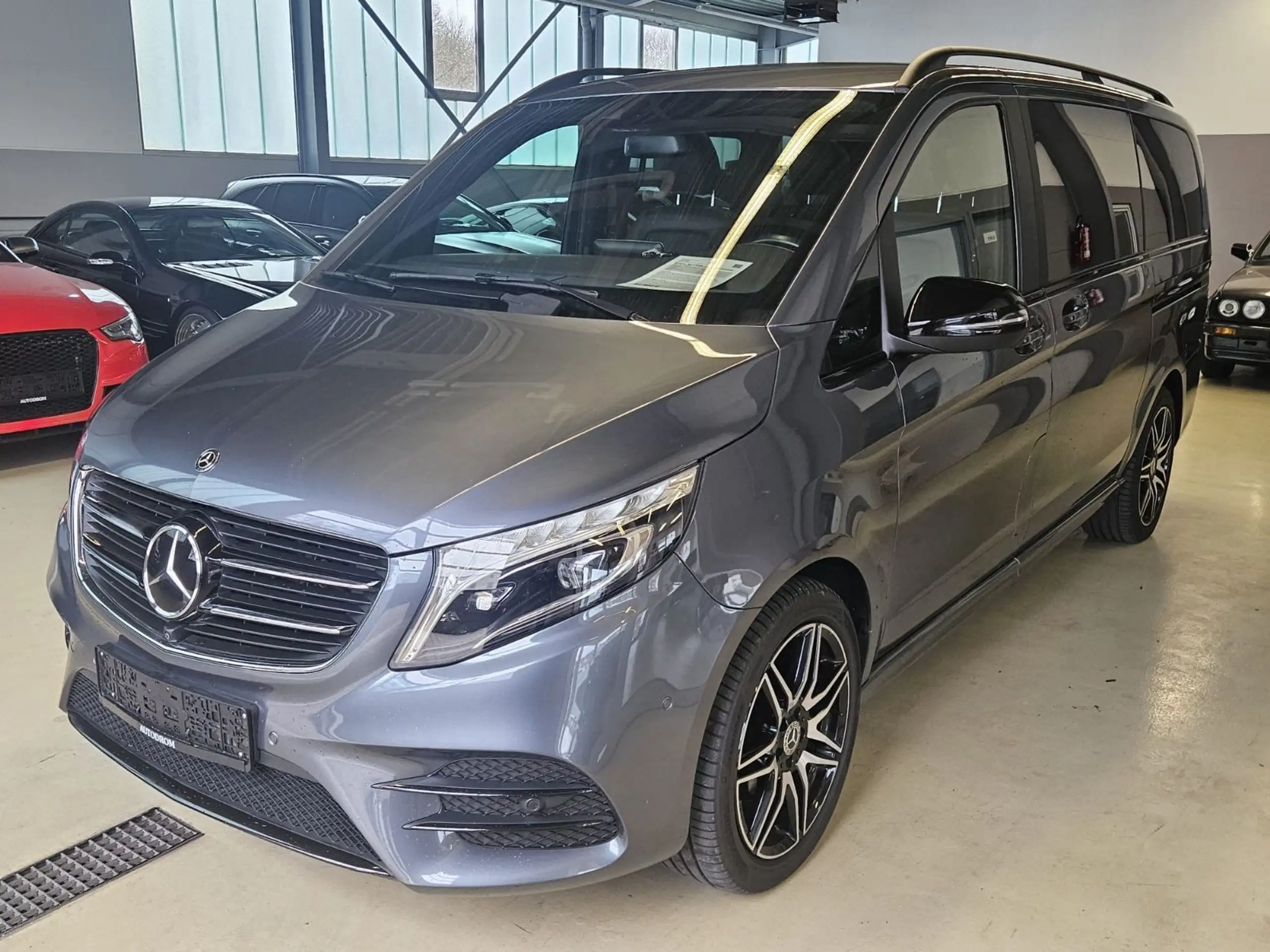 Mercedes-Benz - V 250