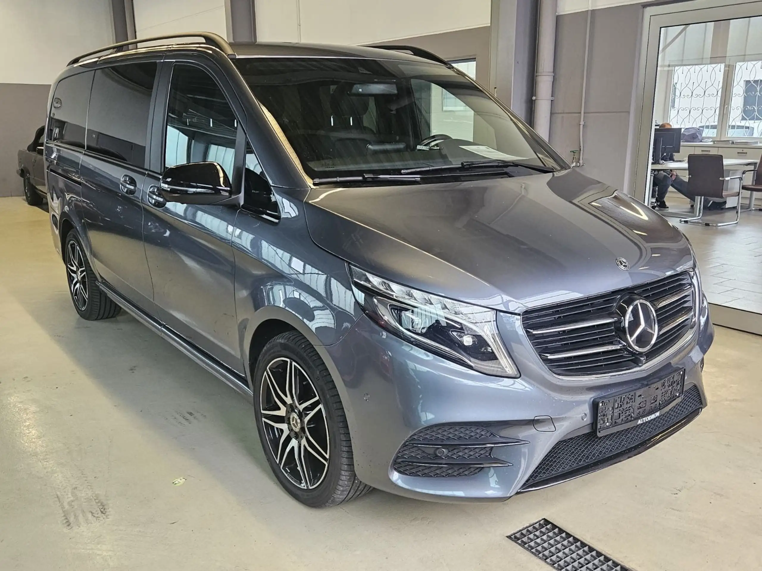 Mercedes-Benz - V 250