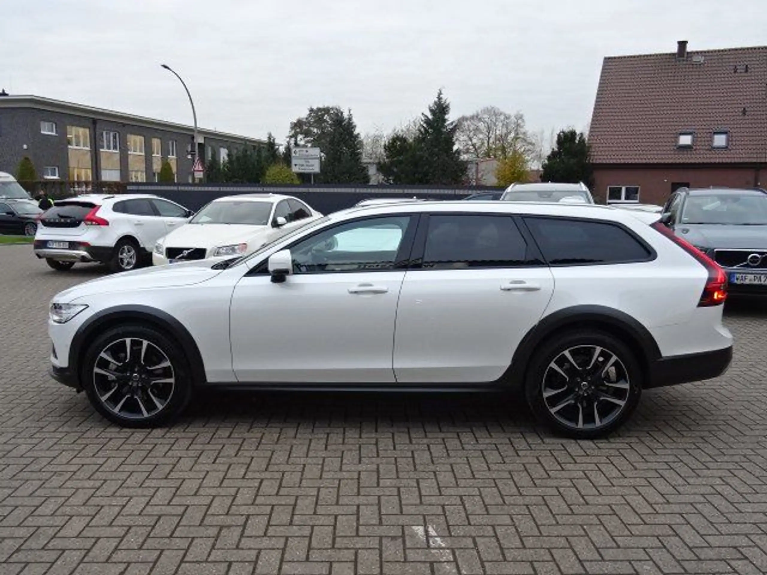 Volvo - V90 Cross Country