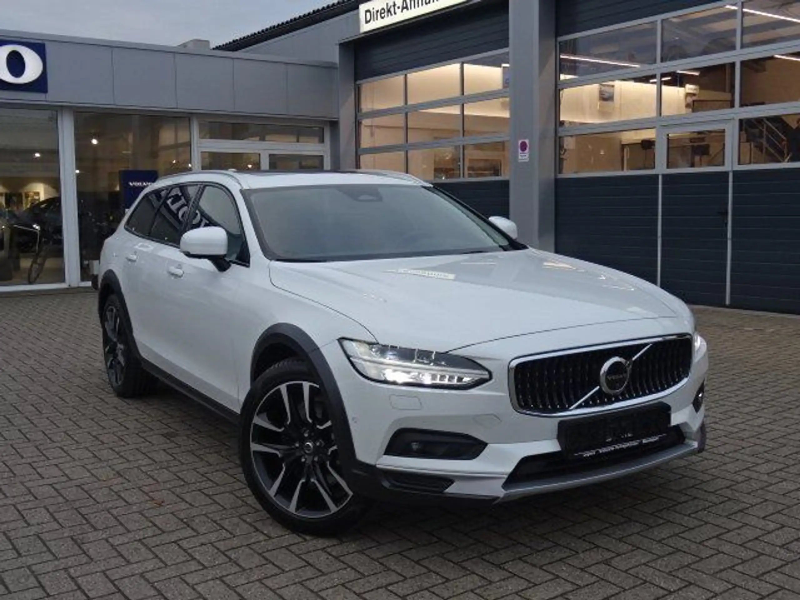 Volvo - V90 Cross Country